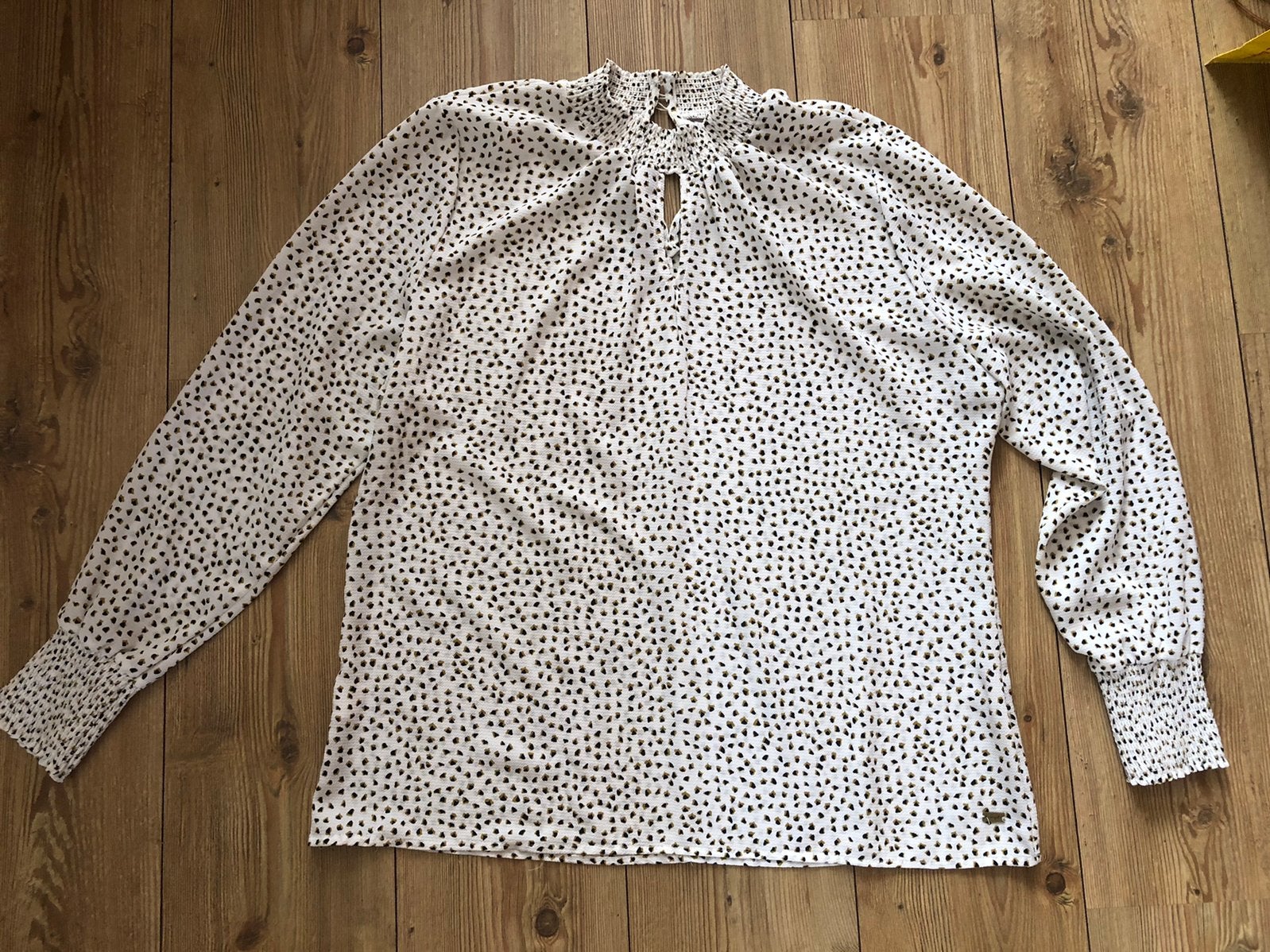Blouse gebroken wit met zwartgoud dayz maat xxl (44), Kleding | Dames, Ophalen of Verzenden, Zo goed als nieuw, Maat 42/44 (L)