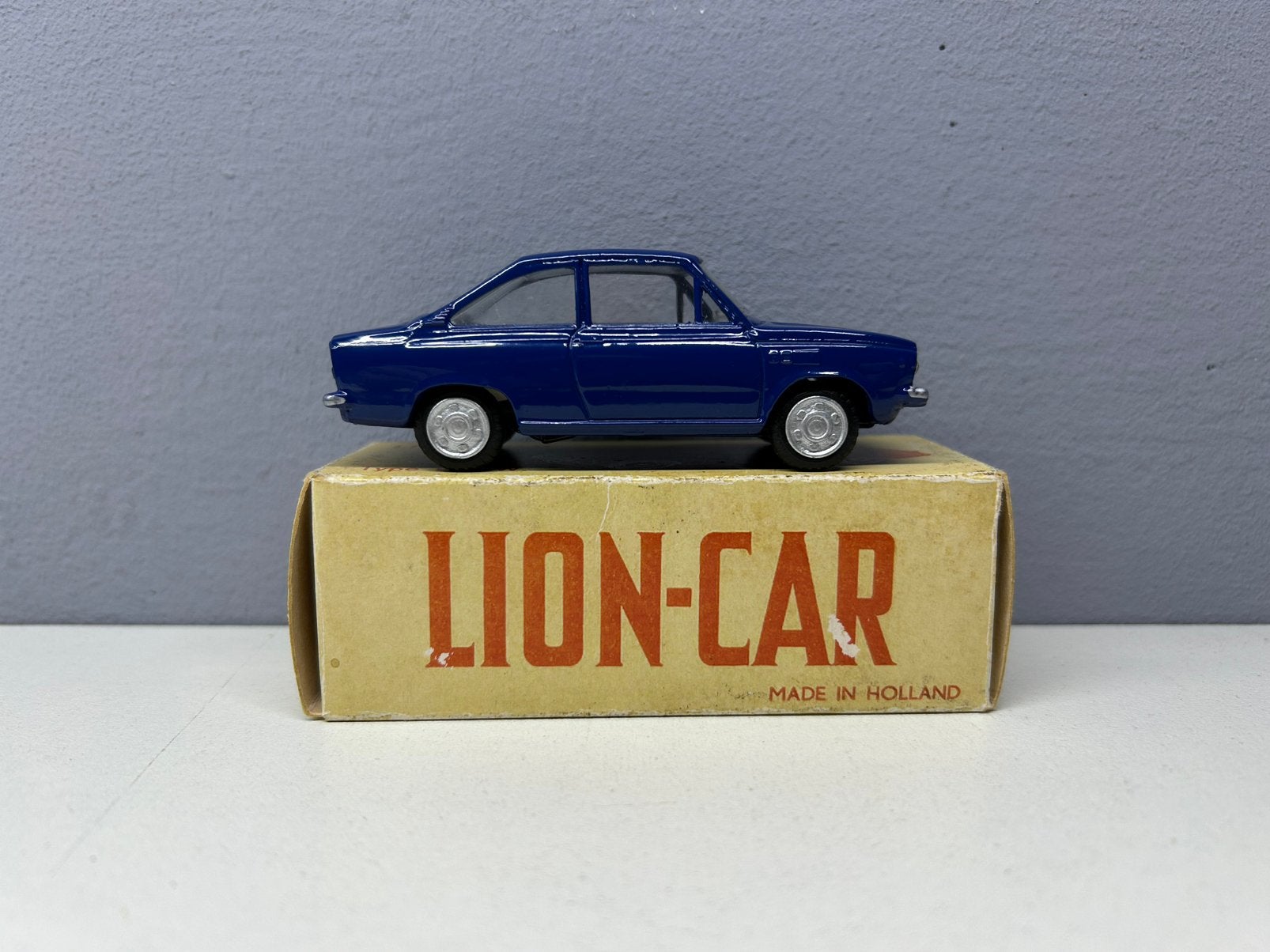 ion Lion toys car Daf 66 Coupé koninklijk blauw €42,50  ex, Ophalen of Verzenden, Zo goed als nieuw, Bus of Vrachtwagen, Lion Toys