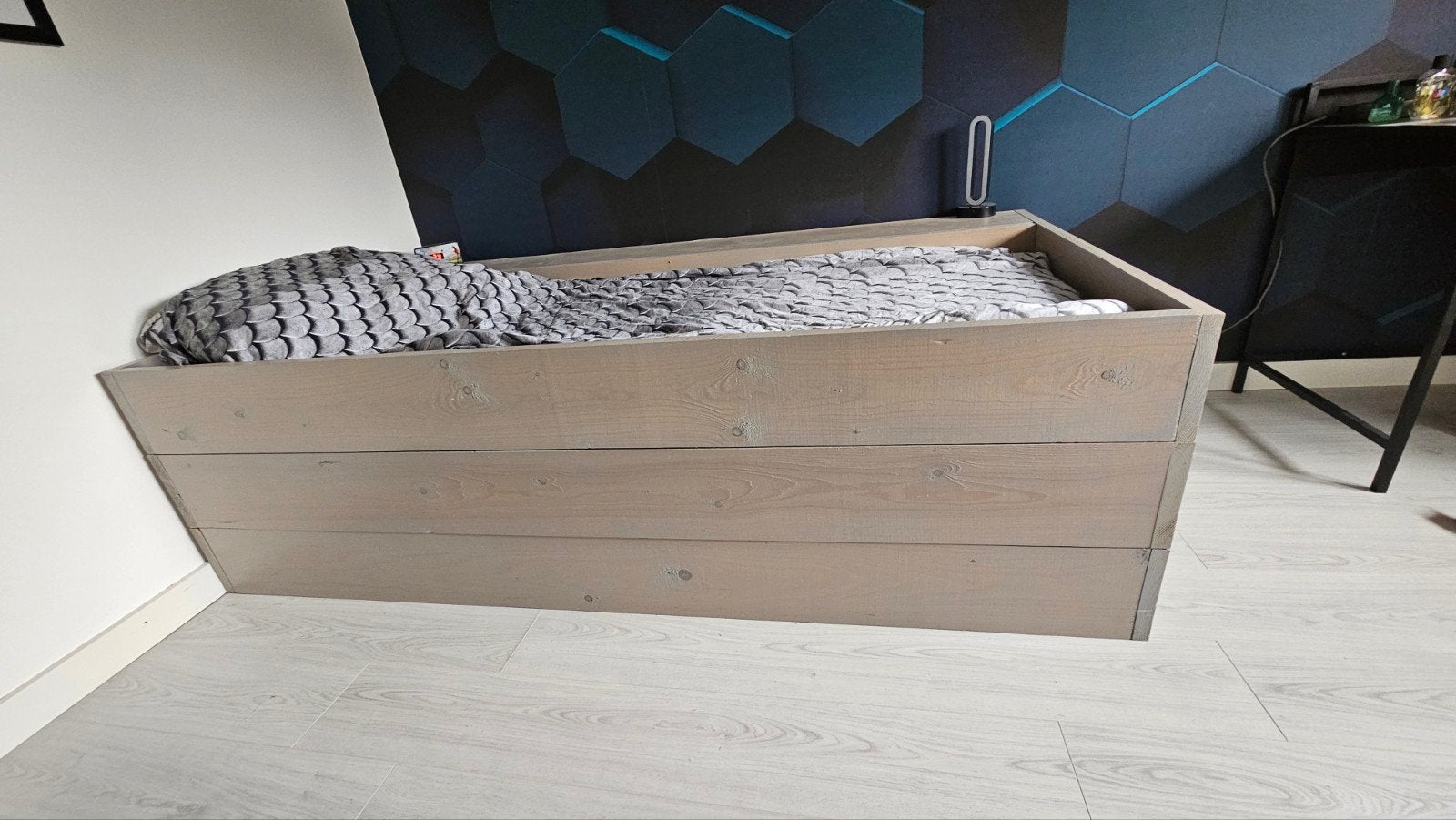 Steigerhouten bed, gebeitst, zelf gemaakt, incl. matras, Ophalen, Gebruikt, Lattenbodem