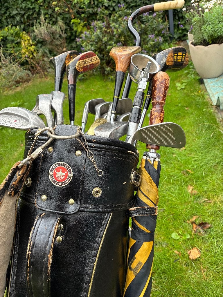 Foto 3 van antieke golfclubs