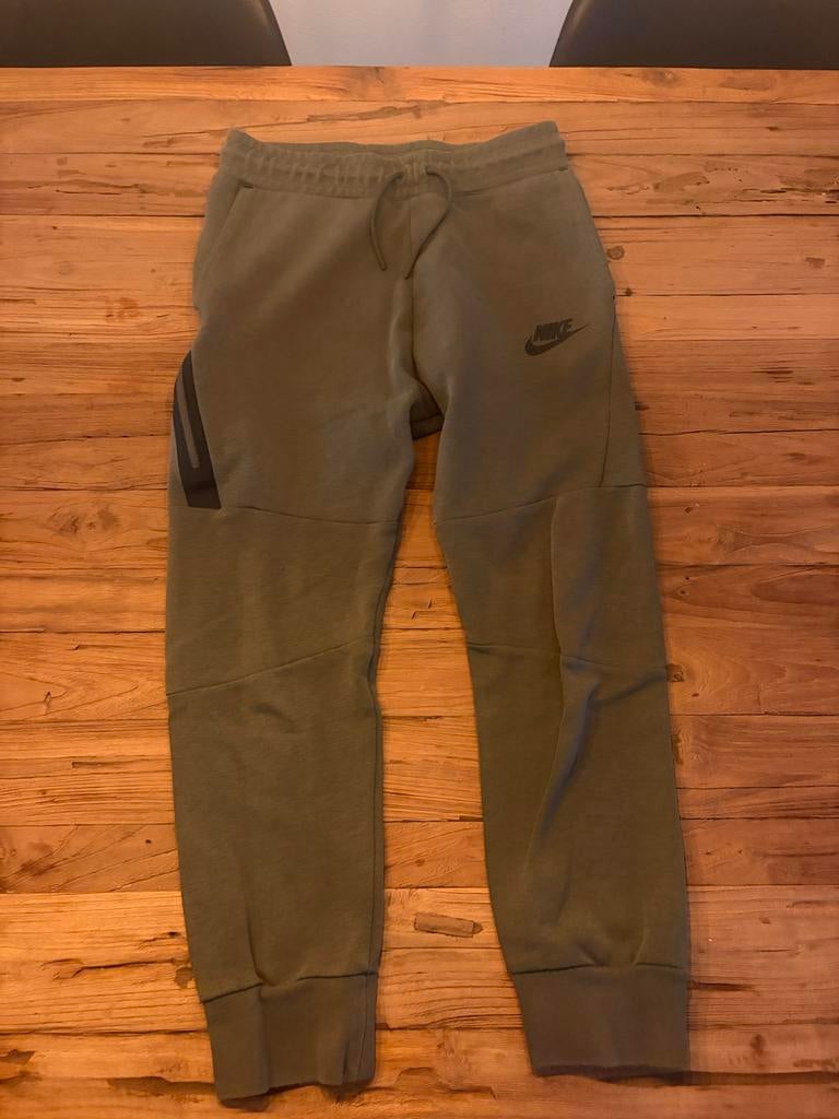 Nike Tech broek maat 147-158, Kinderen en Baby's, Kinderkleding | Maat 152, Ophalen of Verzenden, Gebruikt, Jongen of Meisje, Broek