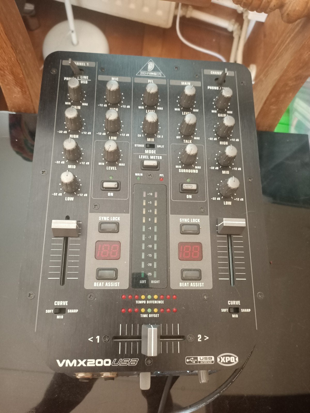 Behringer VMX200USB DJ Mixer - 2-kanaals met USB, Ophalen of Verzenden, Gebruikt, Minder dan 5 kanalen, Microfooningang