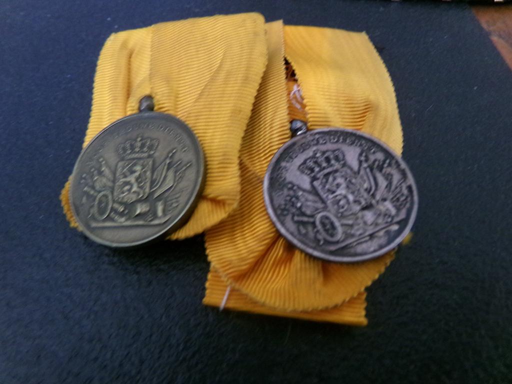 2 x Nederlandse Medaille 24 jaar Trouwe dienst Zilver -Brons, Ophalen of Verzenden, Landmacht, Nederland, Lintje, Medaille of Wings