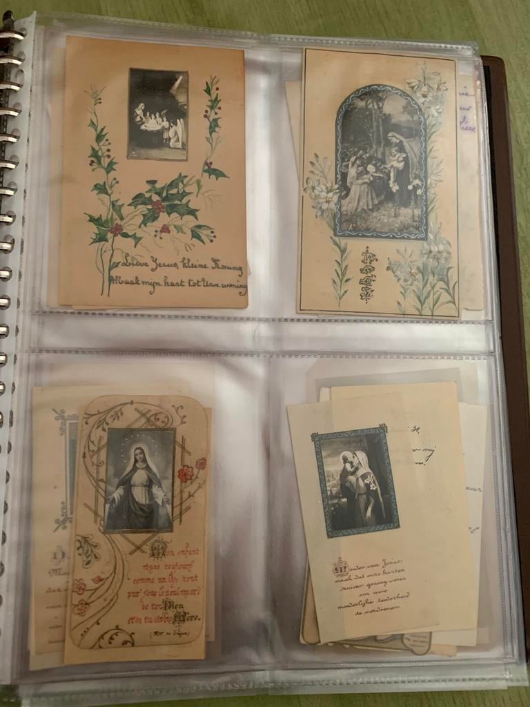 Album met ruim 110 antieke perkament prentjes., Antiek en Kunst, Ophalen of Verzenden