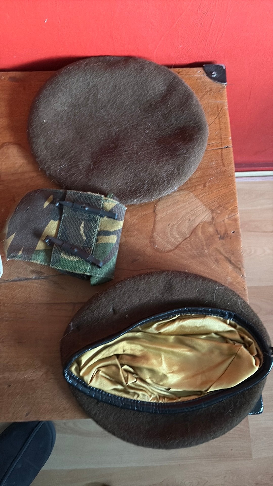 Baret 2x leger, Verzamelen, Ophalen of Verzenden, Landmacht, Nederland, Helm of Baret
