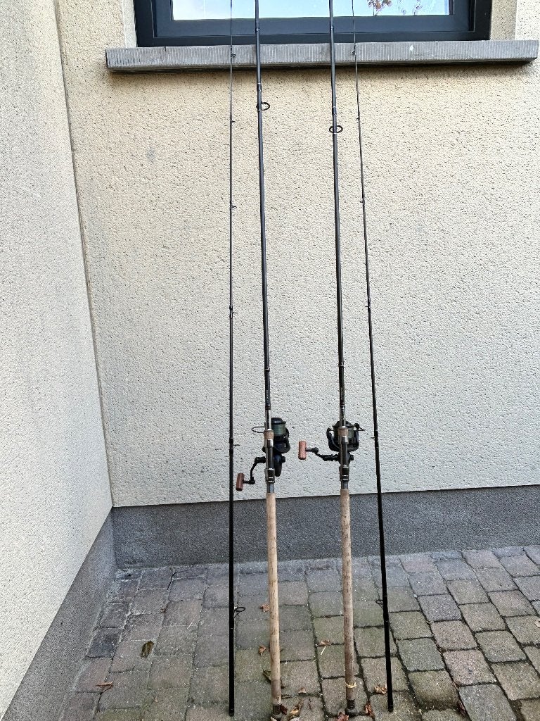 Complete karperset – 4 hengels, 2 molens, bedchair & stoel, Watersport en Boten, Ophalen, Gebruikt, Complete set