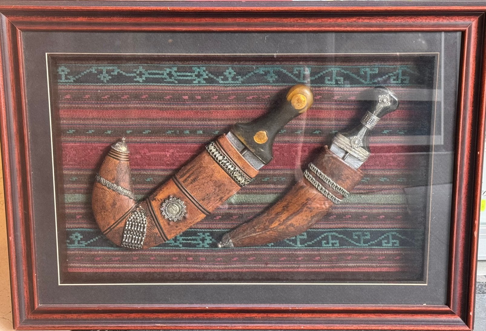 2x jambiya in lijst khanjar dolk zwaard Arabisch kilim, Ophalen of Verzenden