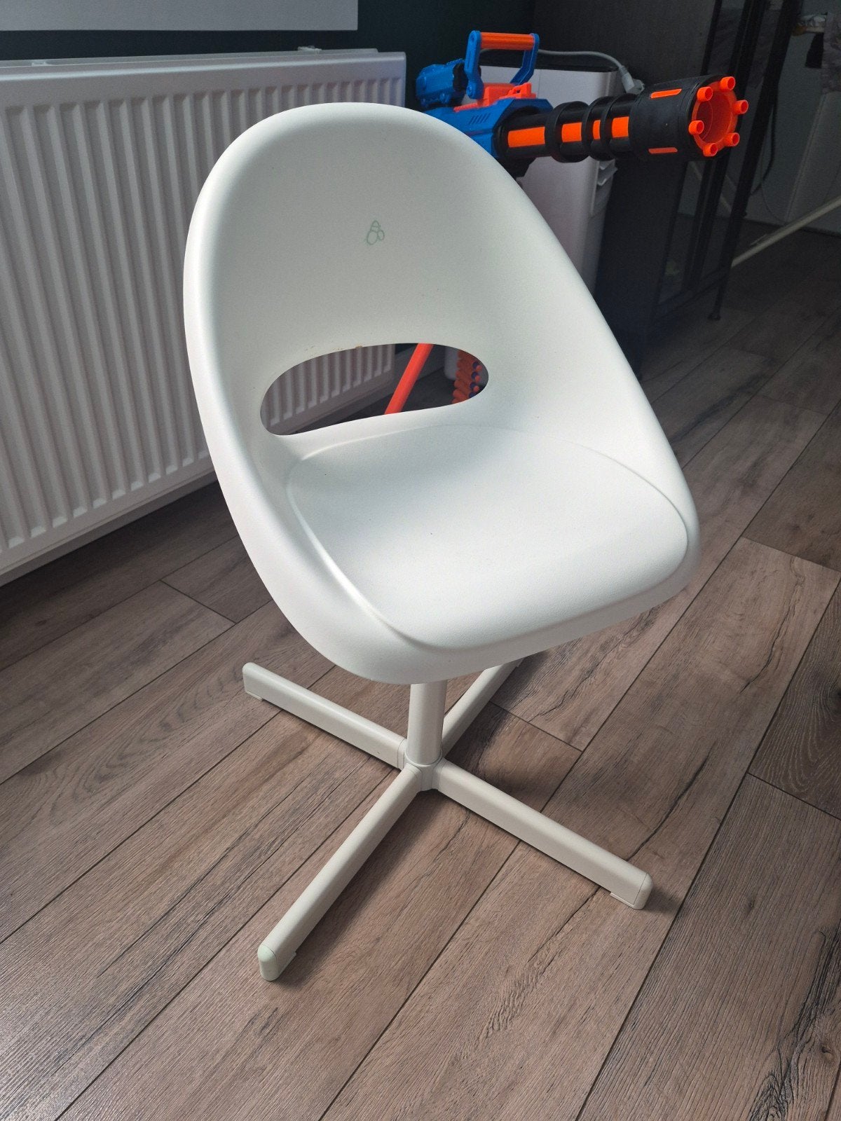 Witte draaibare stoel - Ideaal voor bureau of kinderkamer, Huis en Inrichting, Stoelen, Ophalen, Kunststof, Wit, Zo goed als nieuw