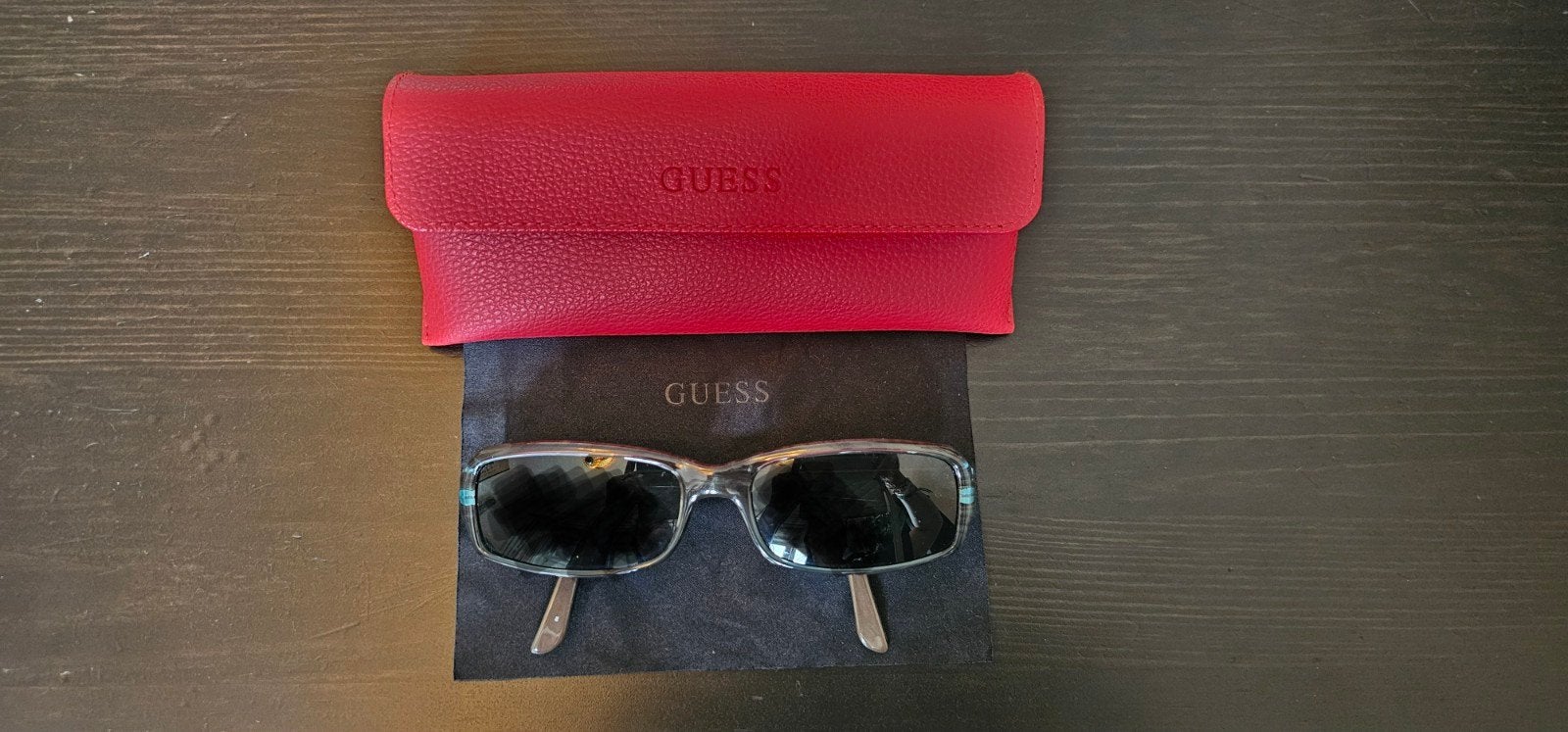 vintage Guess zonnebril jaren 90 in hardcase, Ophalen of Verzenden, Zo goed als nieuw, Zonnebril, Overige merken