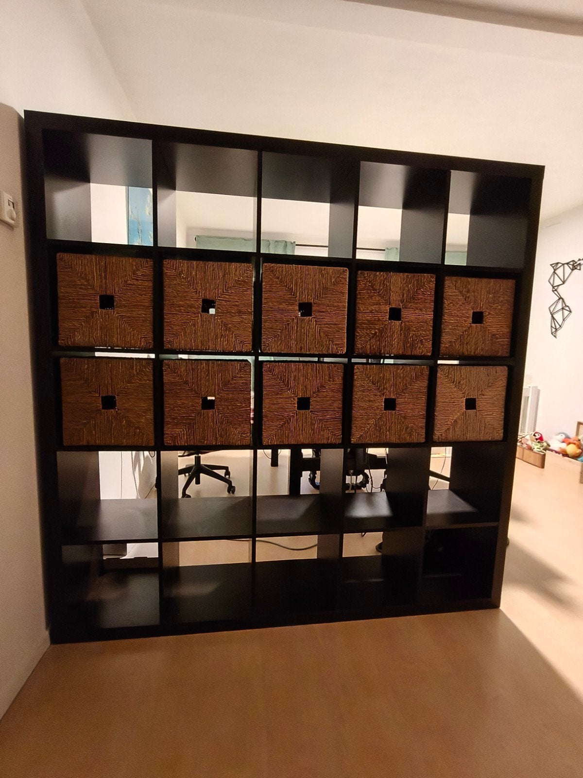 Zwart IKEA Kallax vakkenkast met rieten manden, Ophalen, Met plank(en), Gebruikt, Modern, functioneel