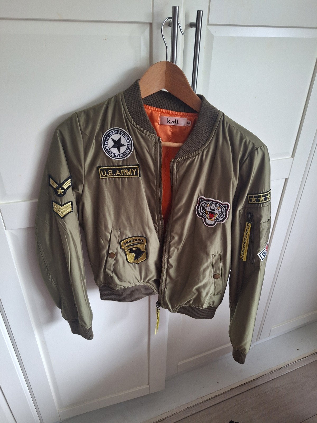 K.Zell Bomberjack met patches - Zo goed als nieuw, Kleding | Dames, Maat 38/40 (M), Ophalen of Verzenden, Zo goed als nieuw, K.Zell