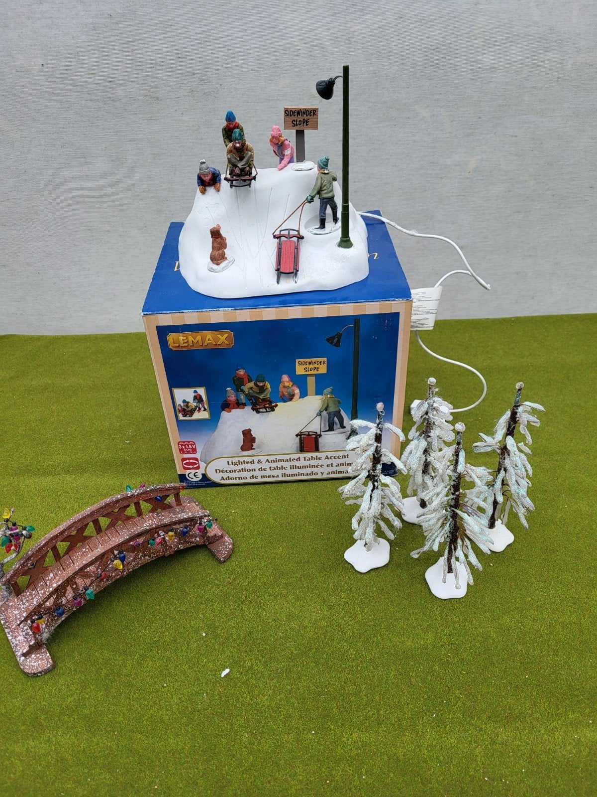 diverse kerst LEMAX items o.a. SIDEWINDER SLOPE, brug, bomen, Diversen, Ophalen of Verzenden, Gebruikt