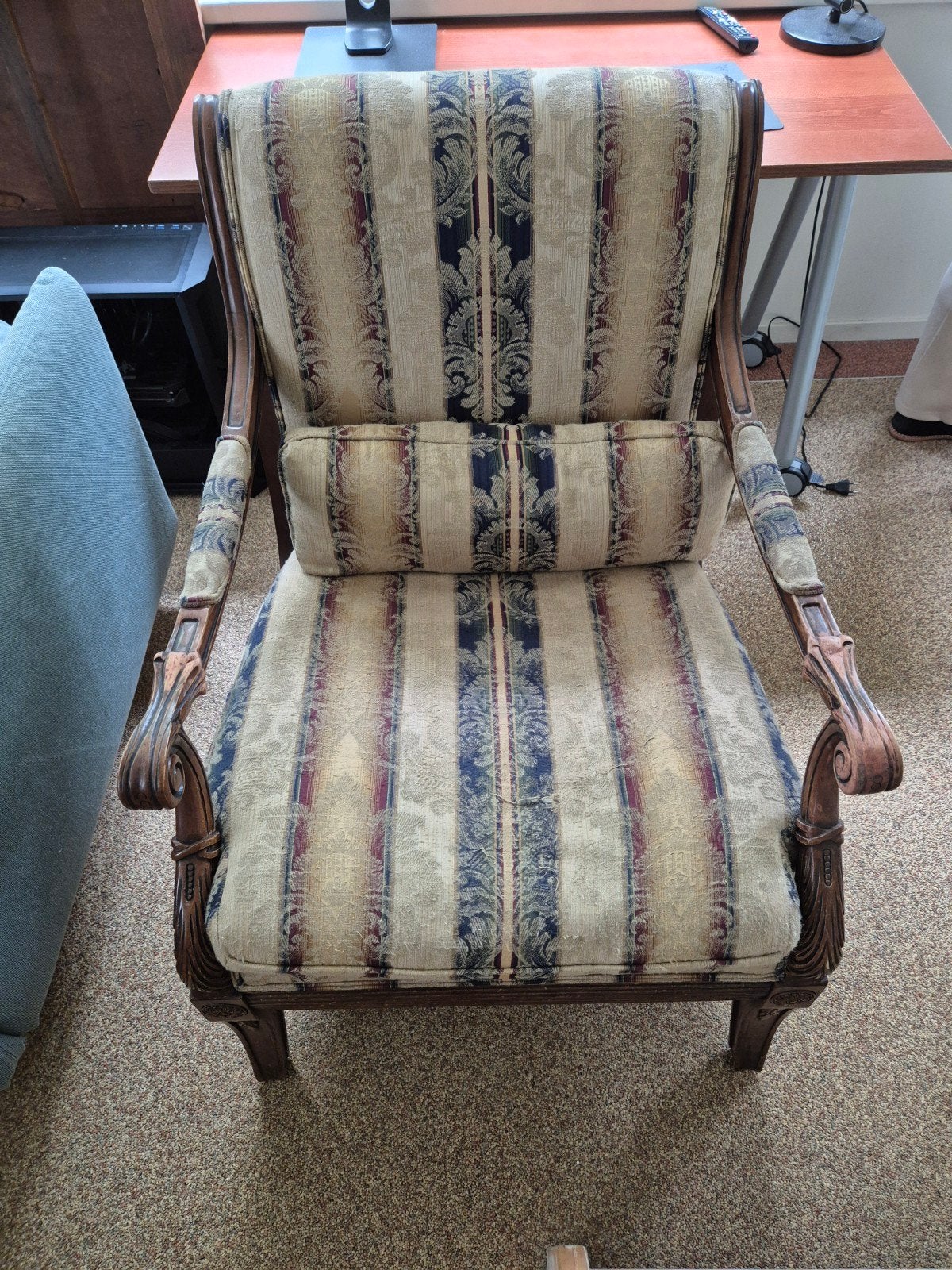 Antieke fauteuil met gestreepte bekleding, Ophalen