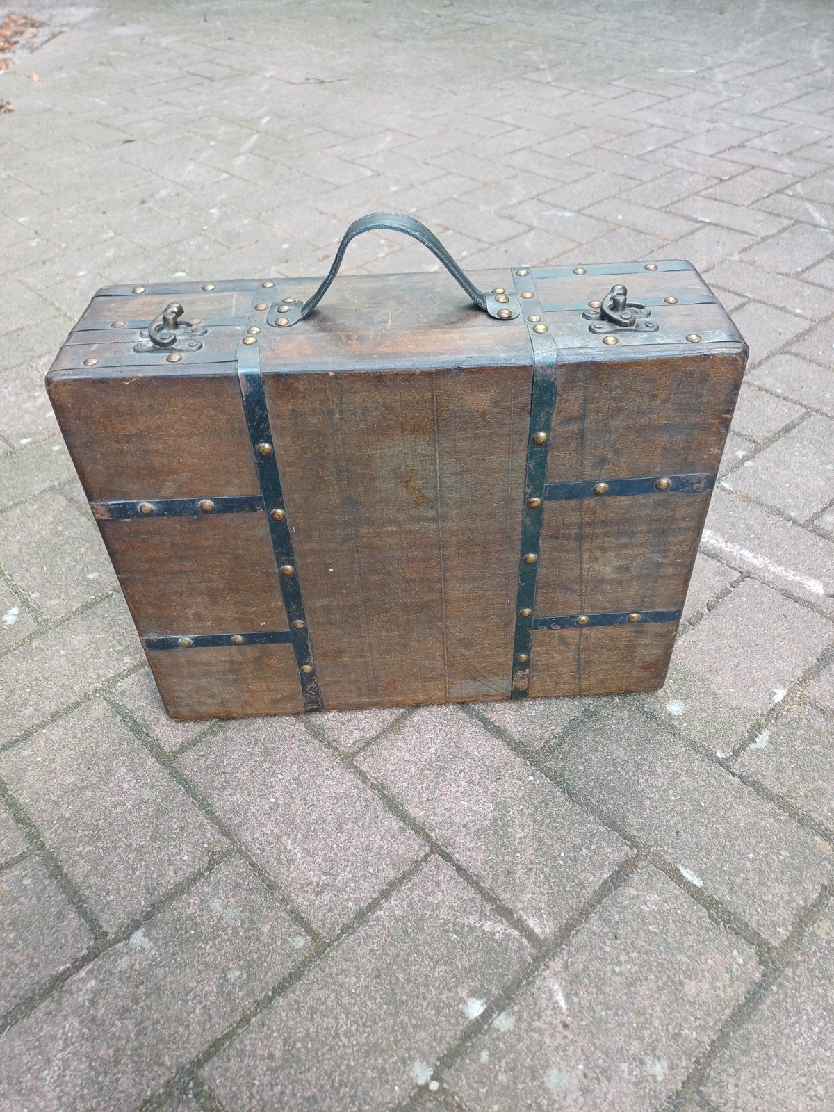 Antieke Houten Kist met Metalen Beslag en Handvat, Antiek en Kunst, Ophalen of Verzenden