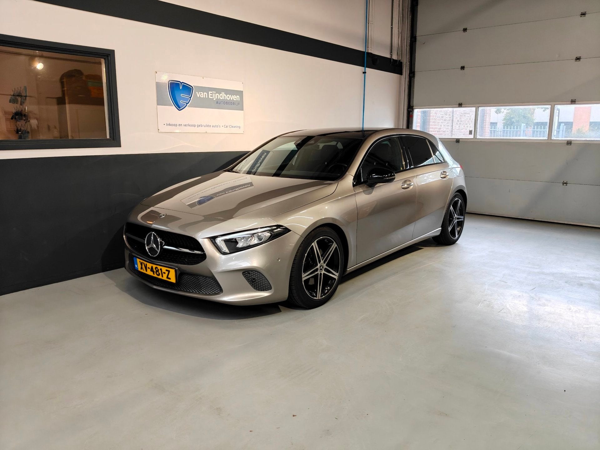 Mercedes-Benz A-klasse 200 Launch Edition Premium + Night pa, Auto's, Dealer onderhouden, Gebruikt, Euro 6, 4 cilinders