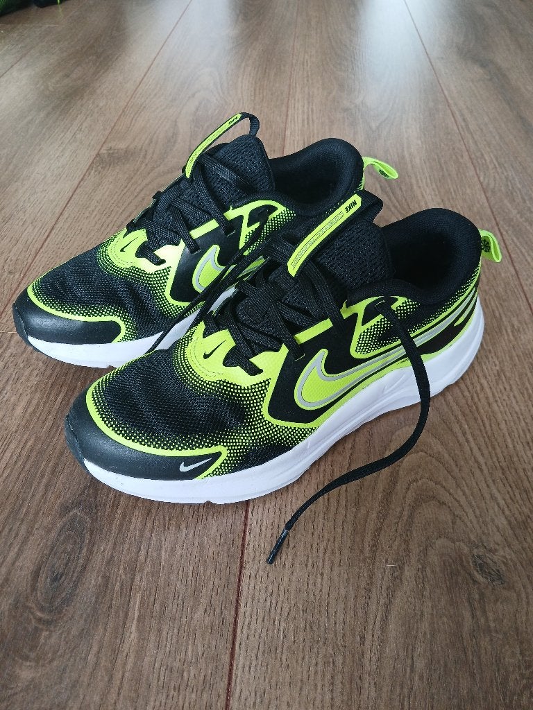 Nike Performance Cosmic Runner maat 37.5, Kleding | Dames, Schoenen, Gedragen, Sneakers of Gympen, Zwart, Verzenden