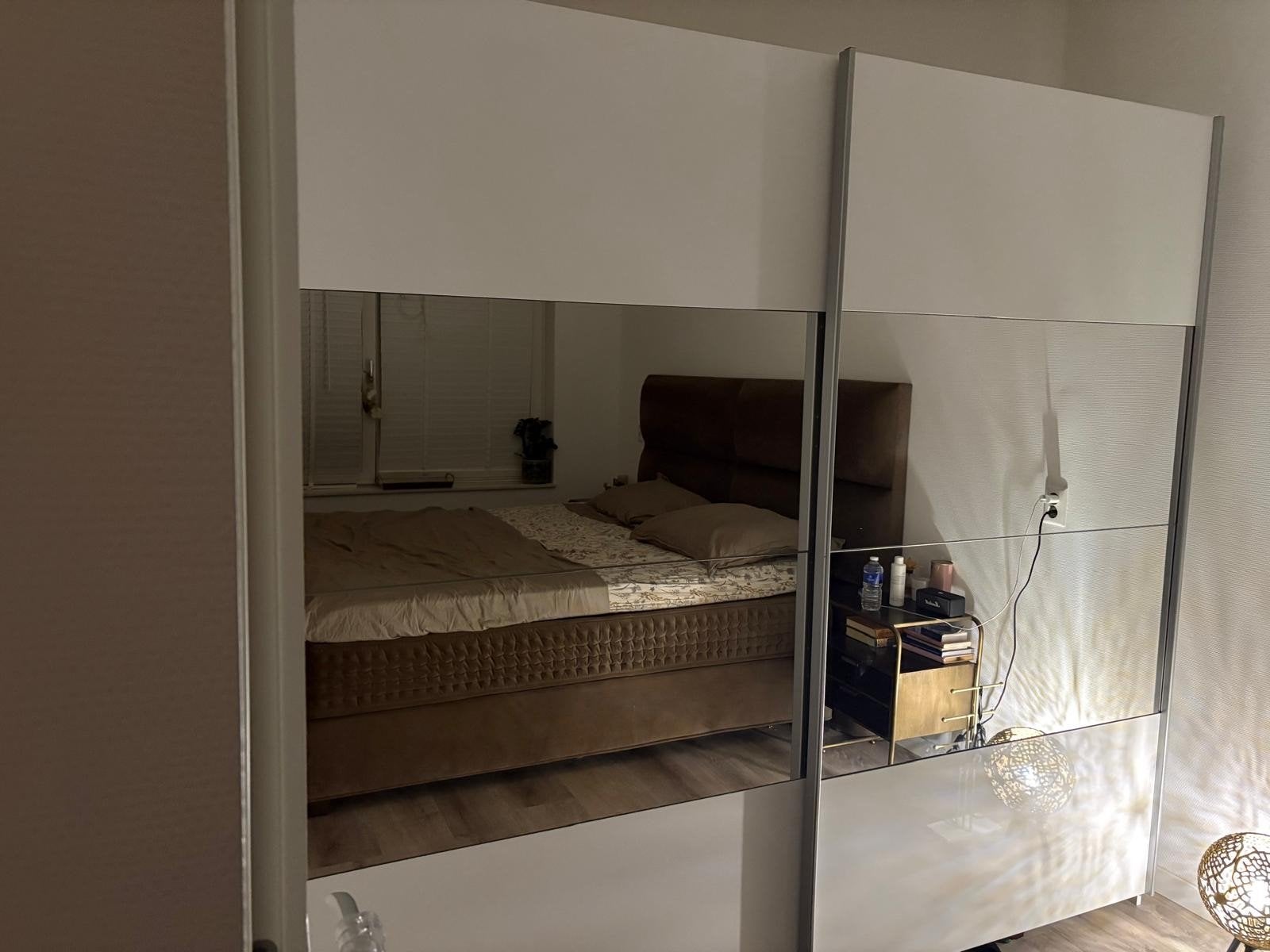 Witte kledingkast met spiegel schuifdeuren 217 x 63 x 210 cm, Huis en Inrichting, Kasten | Kledingkasten, Gebruikt, Met plank(en)
