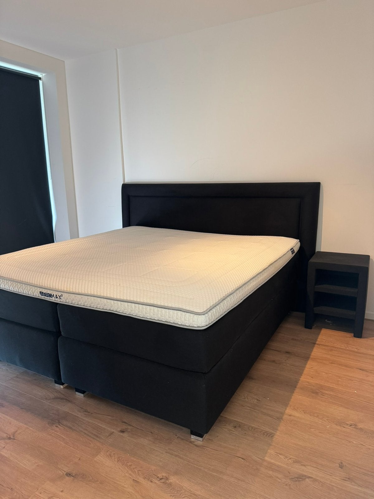 Swiss Sense boxspring 200x200, Aeromax Topper, nachtkastje, Huis en Inrichting, Ophalen, Zwart, Tweepersoons, Zo goed als nieuw