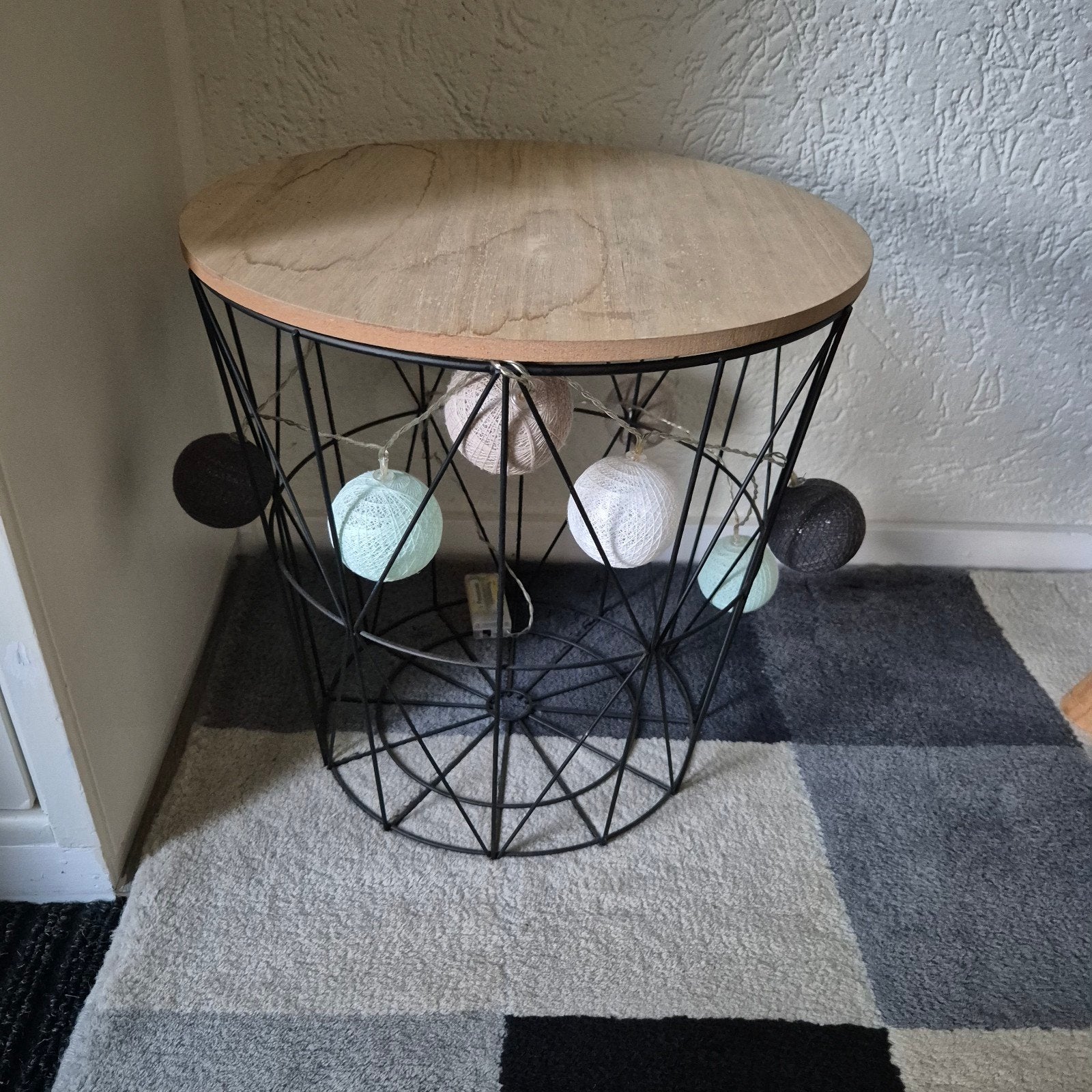 Bijzettafel met houten blad en metalen mand, Minder dan 55 cm, Modern, Industrieel, Rond, Zo goed als nieuw
