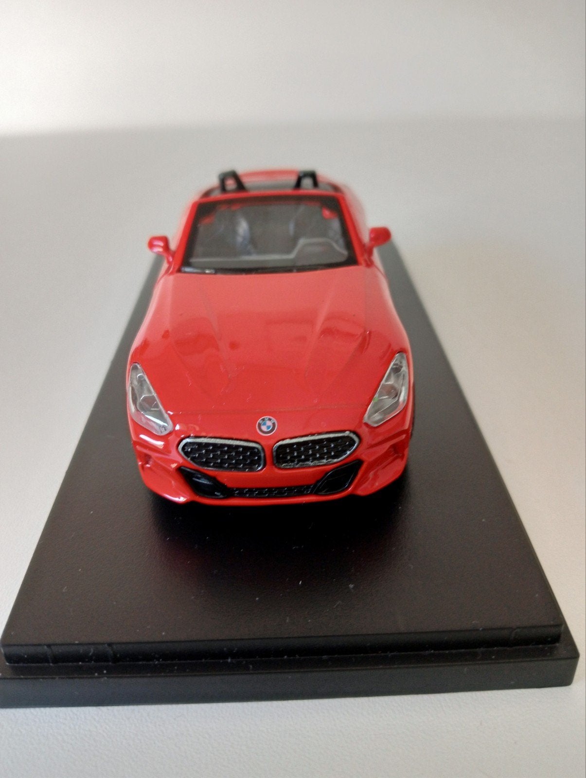 BMW Z4 M40i schaalmodel rood - is nieuw uit de vitrine., Ophalen of Verzenden, Nieuw, Auto, Overige merken