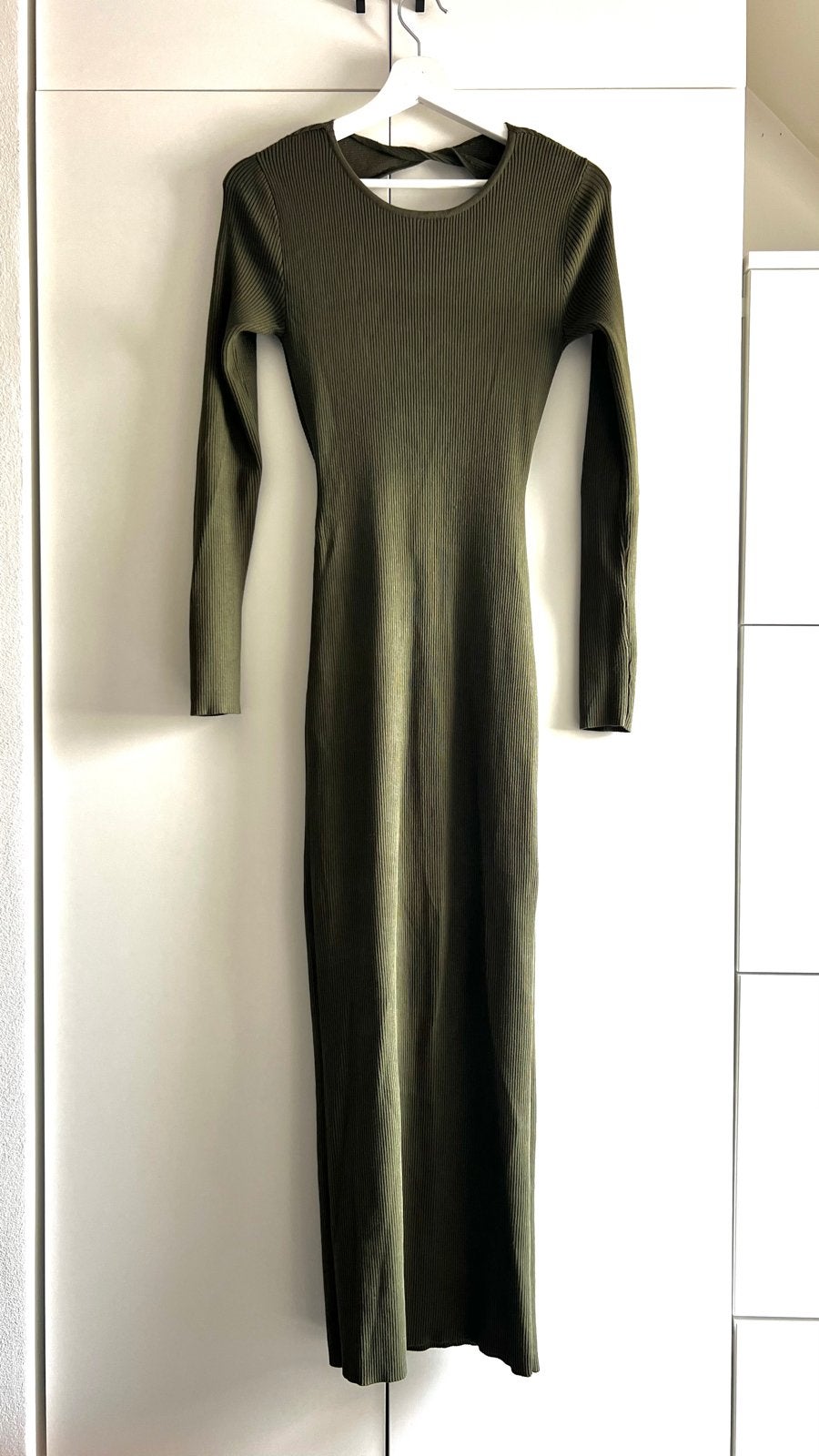Asos Tall geribbelde jurk met open rug - Maat 36, Ophalen of Verzenden, Zo goed als nieuw, Maat 36 (S), Onder de knie