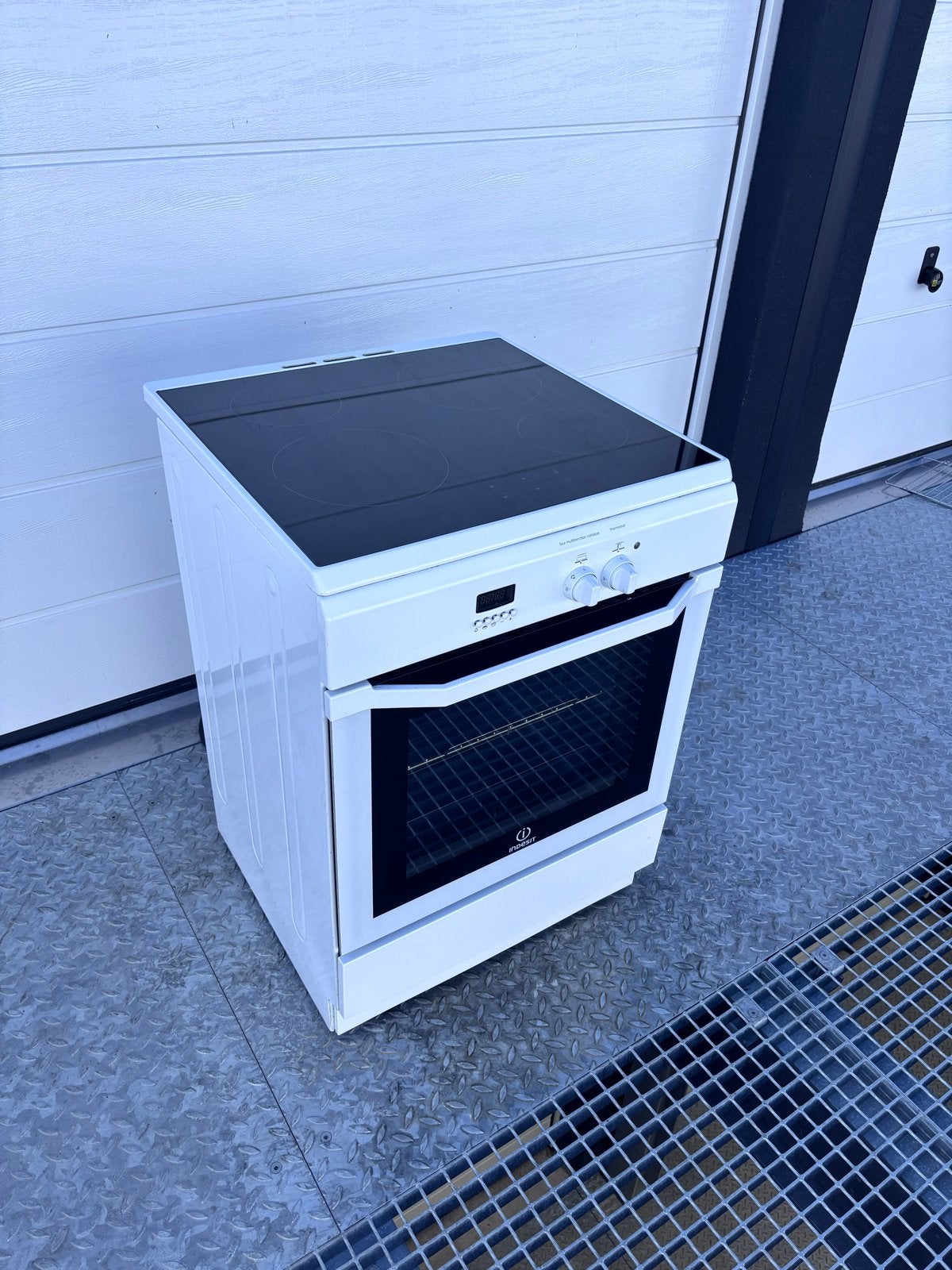 Indesit Fornuis - Goedwerkend en Nette Staat, Witgoed en Apparatuur, Ophalen, Keramisch, 4 kookzones, Zo goed als nieuw