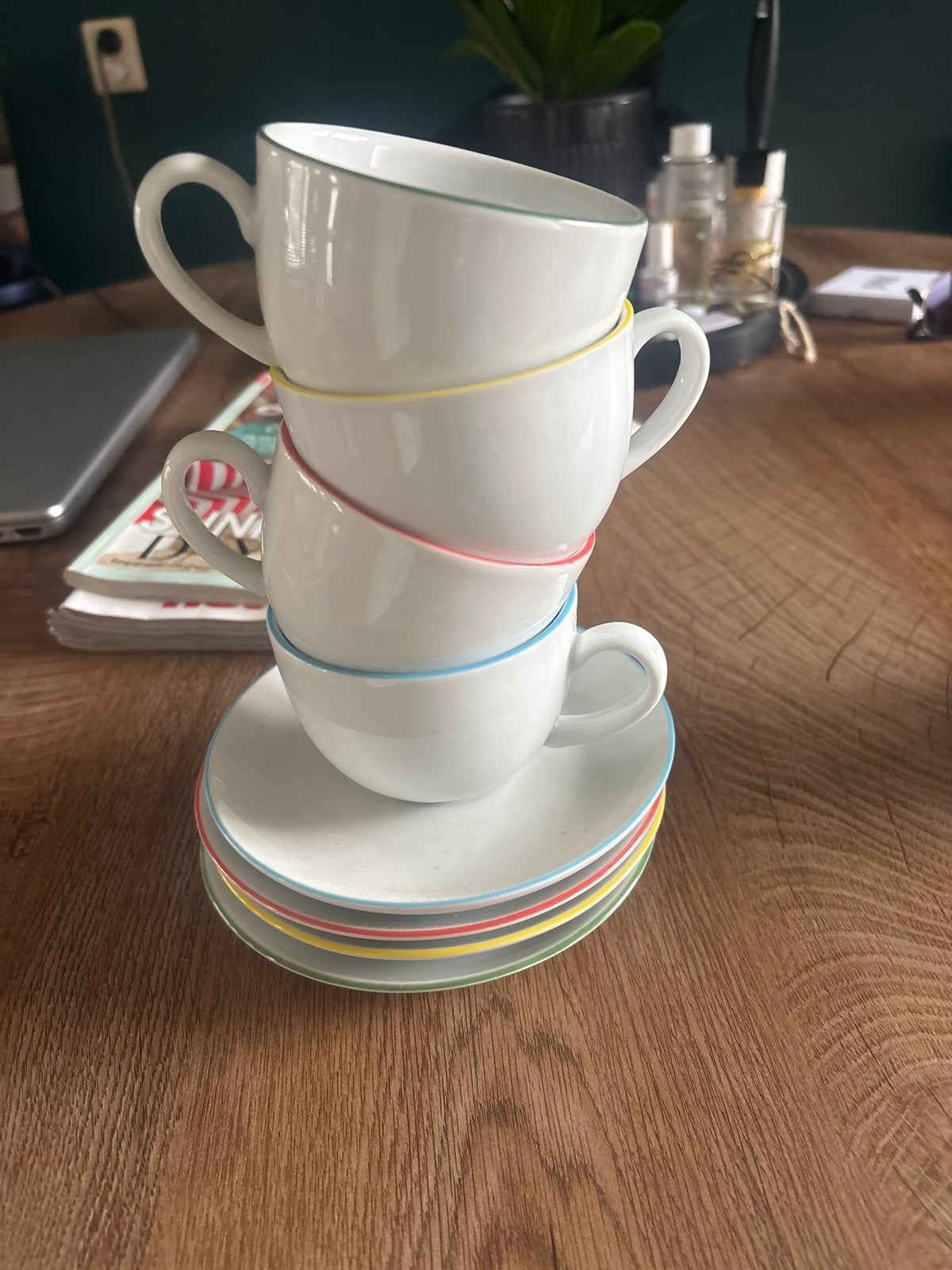 Set van 4 witte kopjes met schotels, gekleurde rand, Ophalen, Keramiek, Zo goed als nieuw, Modern