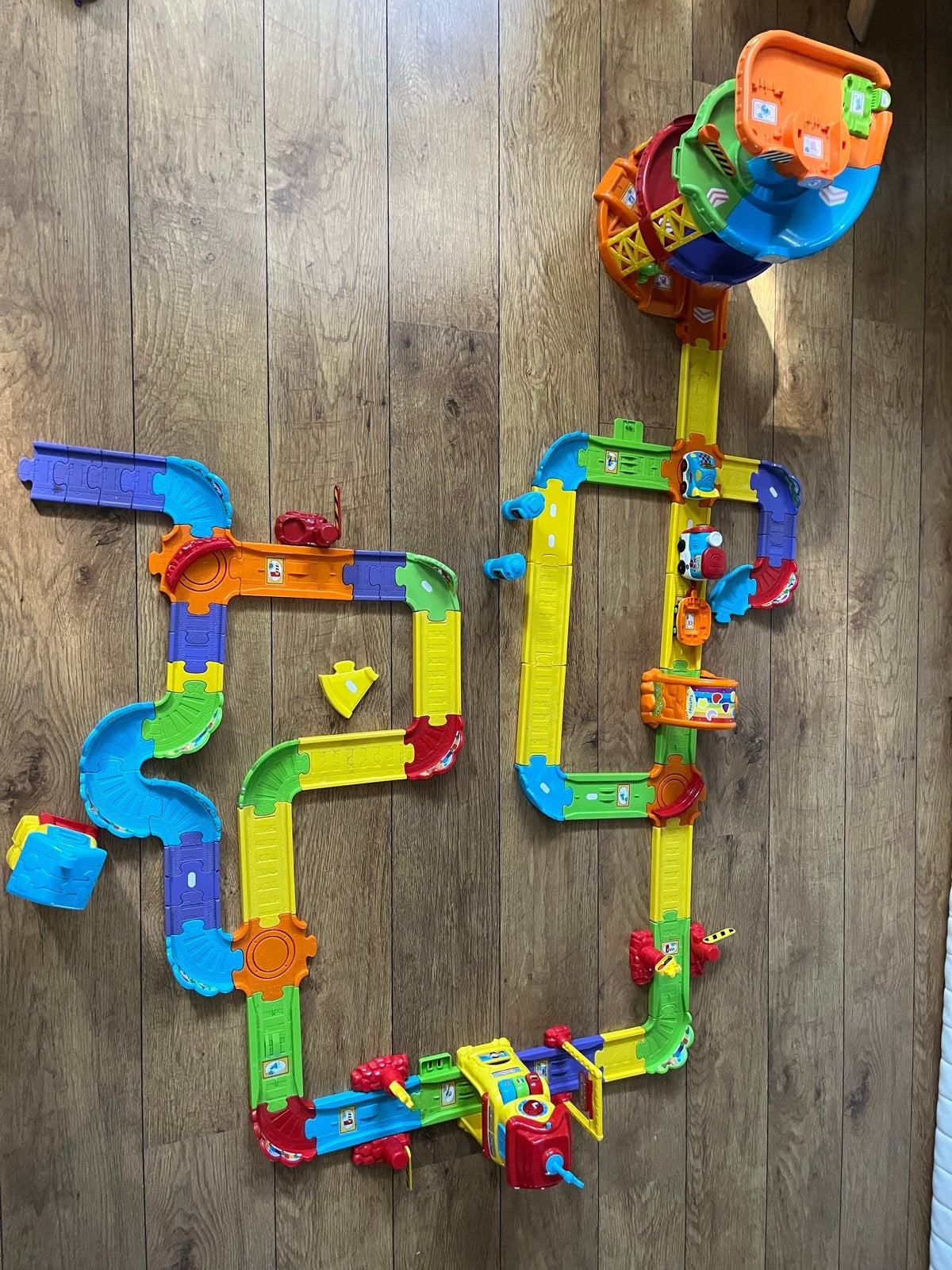 VTech Treinbaan met garage en 2 autootjes, Kinderen en Baby's, Speelgoed | Speelgoedvoertuigen, Ophalen, Gebruikt