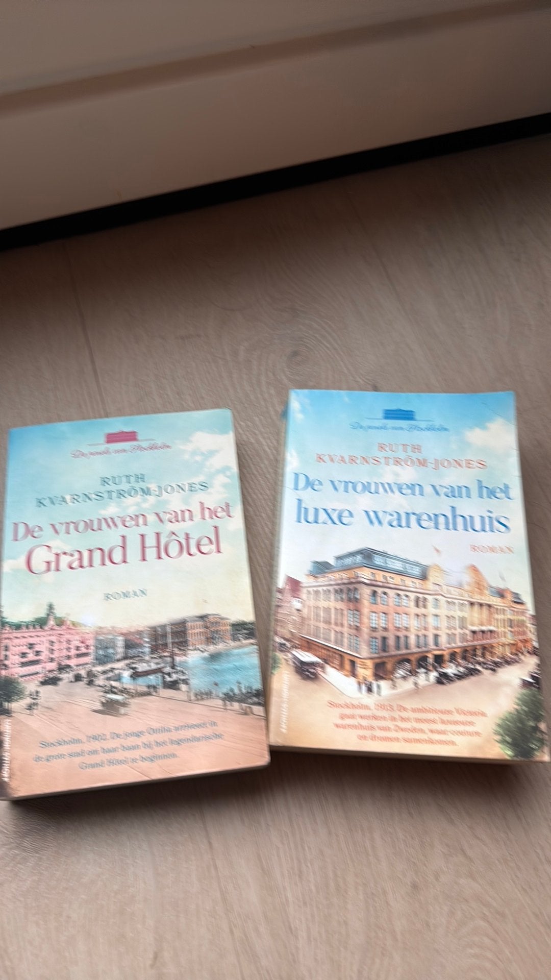 De vrouwen van het Grand Hôtel & luxe warenhuis - 2 boeken, Boeken, Literatuur, Verzenden, Nederland, Ruth Kvarnström-Jones, Zo goed als nieuw