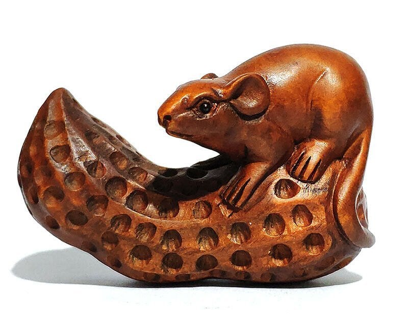 Houten Netsuke van een rat op reuzen pinda Japan, Antiek en Kunst, Ophalen of Verzenden