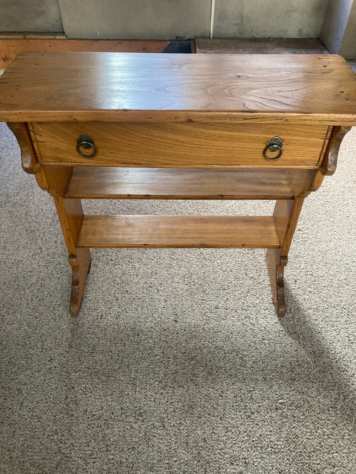 Antieke houten bijzettafel met lade en planken, Antiek en Kunst, Ophalen