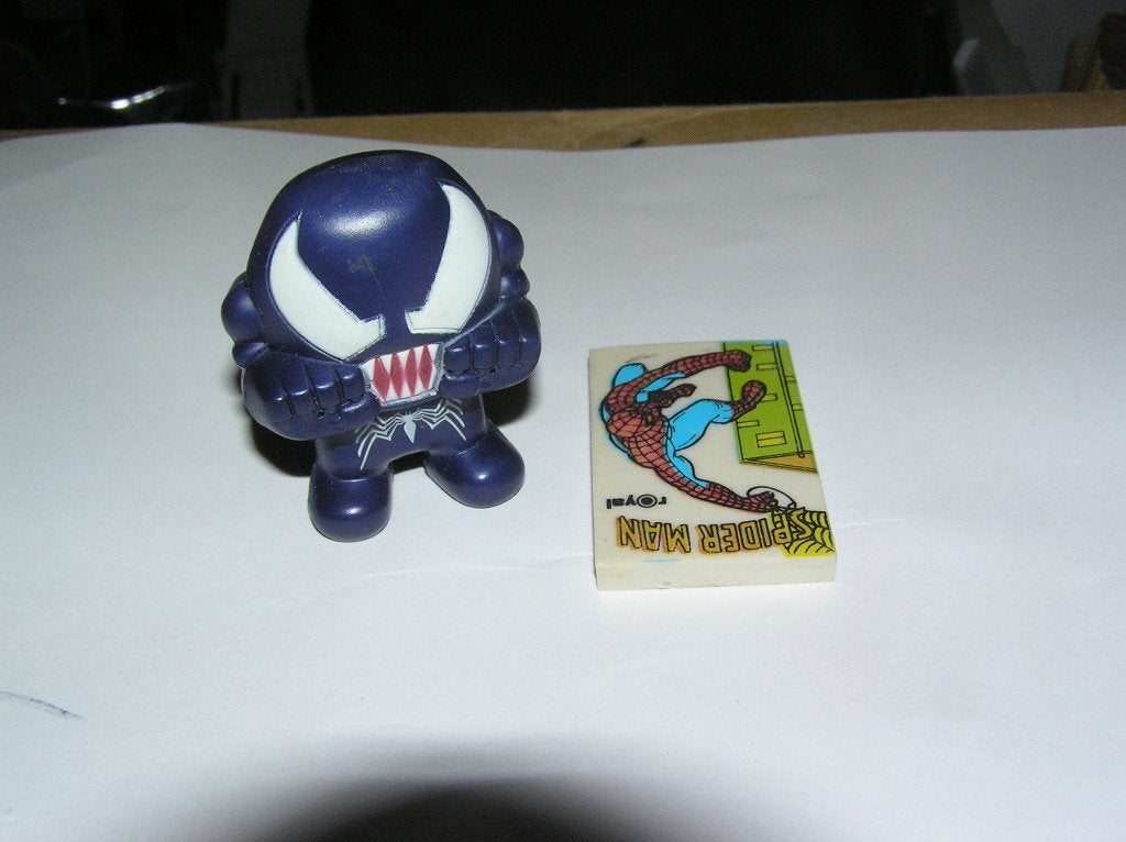 5 Spider-Man gummen plus poppetje, Ophalen of Verzenden, Superheld, Nieuw, Gebruiksvoorwerp