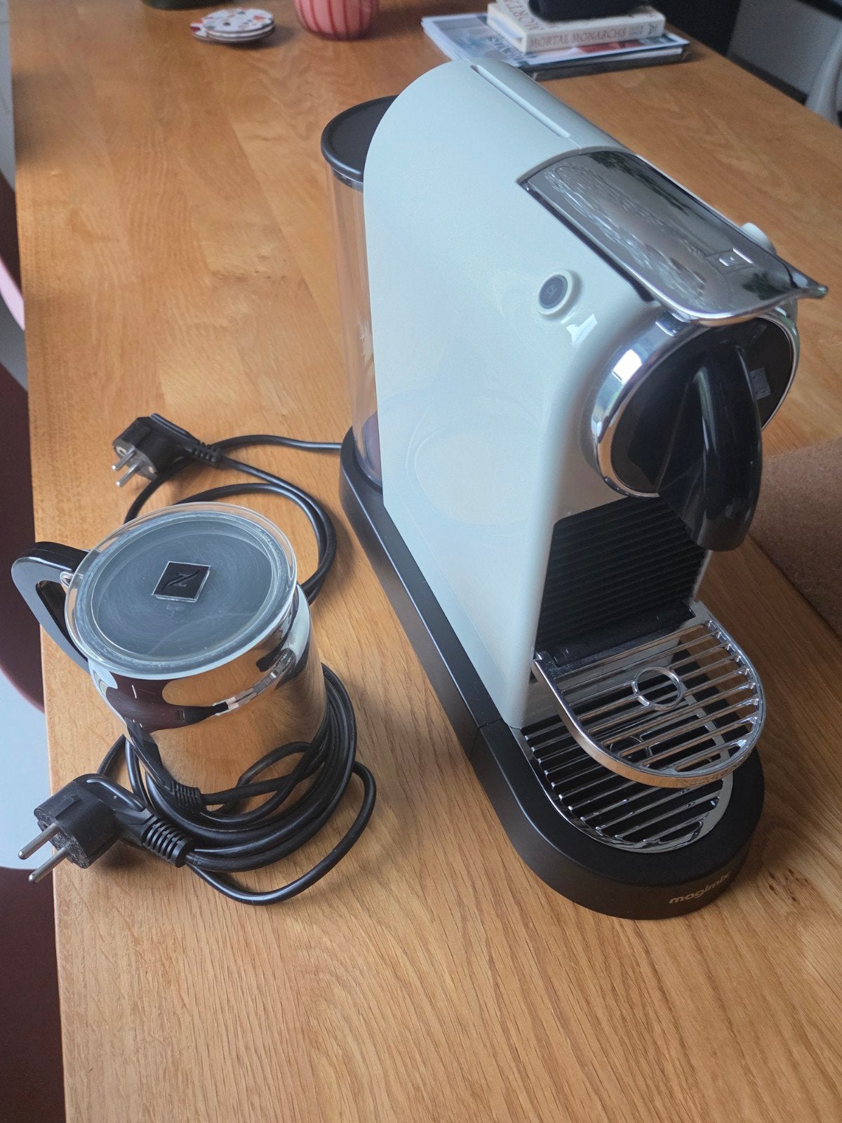 Nespresso Magimix koffiezetapparaat wit met melkopschuimer, Ophalen of Verzenden, Zo goed als nieuw, Koffiemachine
