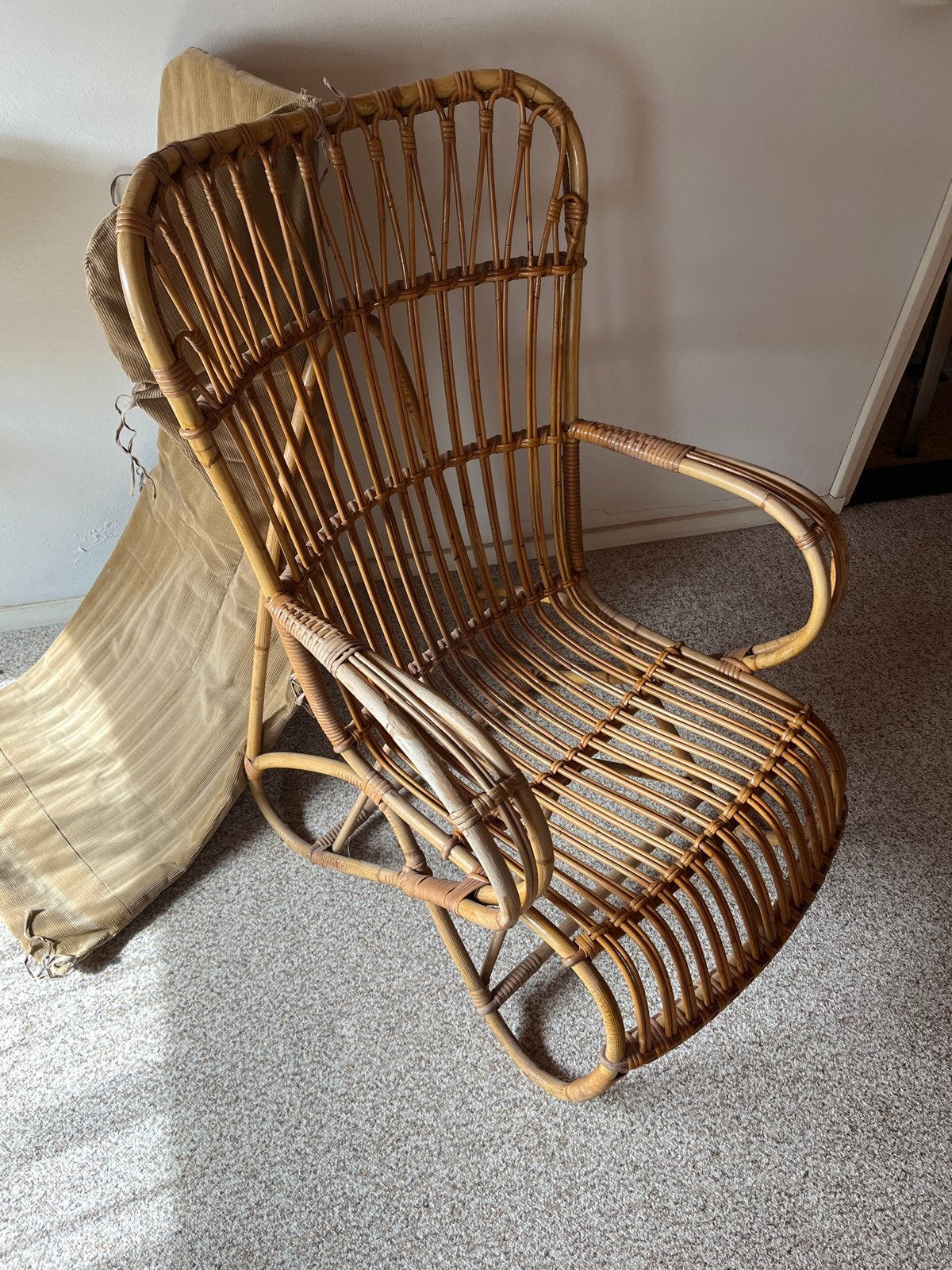 Comfortabele rieten stoel met kussen, Huis en Inrichting, Stoelen, Ophalen, Gebruikt, Bruin, Riet of Rotan