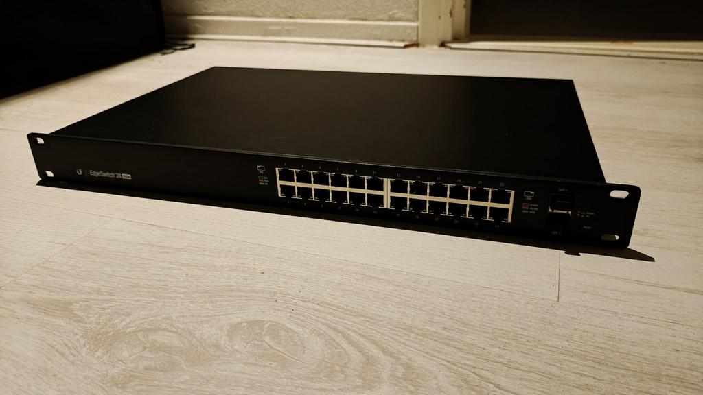 Edgeswitch 24 250watt Ubiquiti, Computers en Software, Ophalen, Zo goed als nieuw