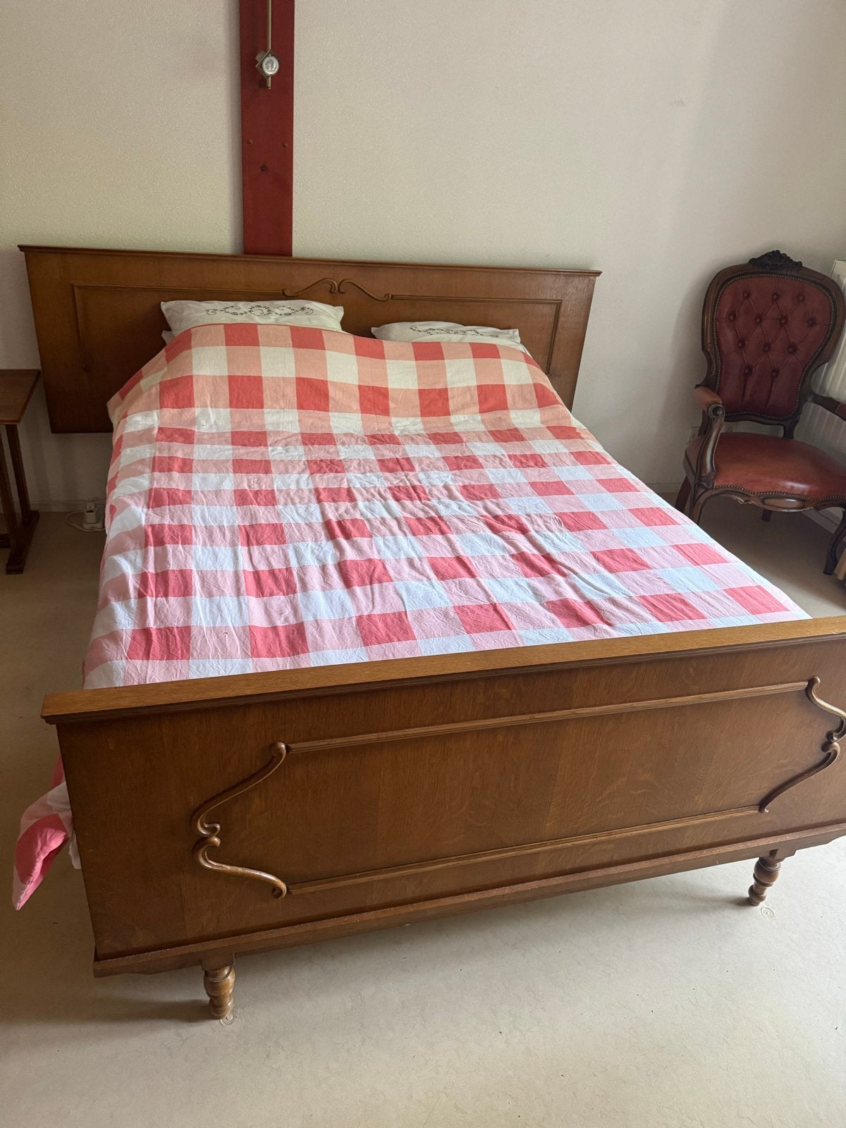 Gratis! Vintage houten bed met sierlijke details, Antiek en Kunst, Antiek | Meubels | Bedden, Ophalen