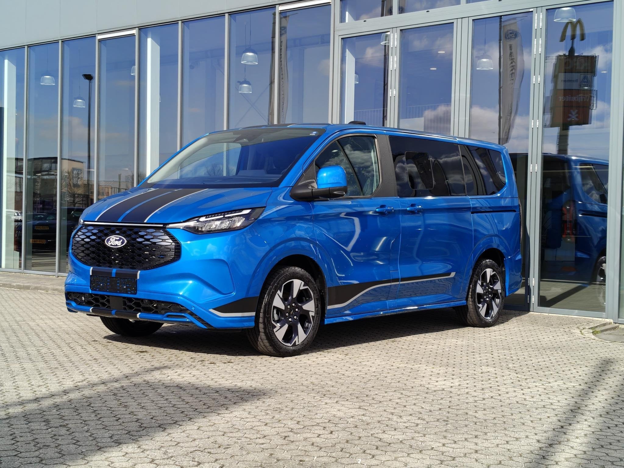Ford E-Tourneo Custom 340 L1H1 Sport 65 kWh - 8 PERSOONS - F, Auto's, Automaat, Achterwielaandrijving, Overige carrosserieën, 2000 kg
