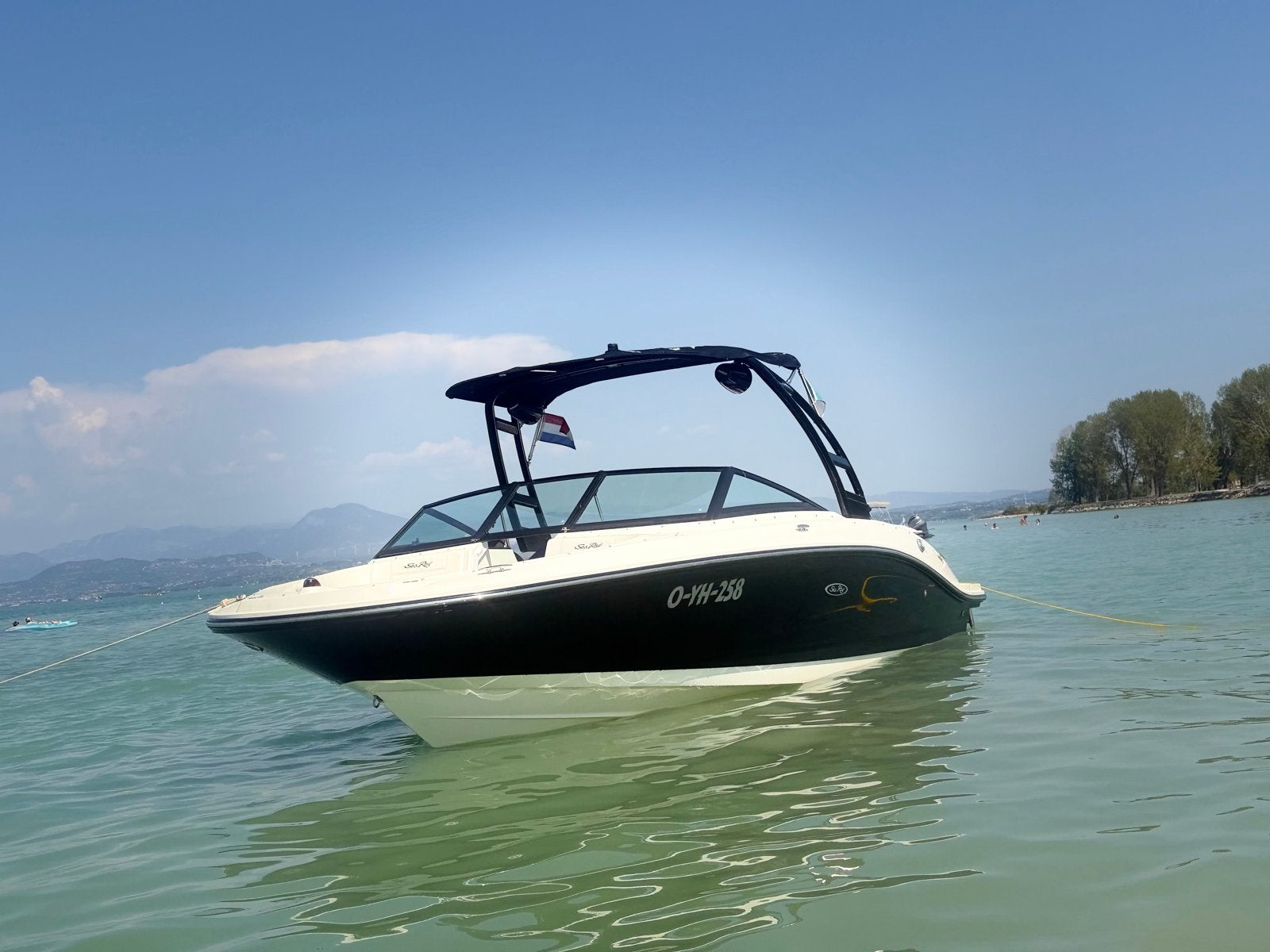 Sea Ray 210SPX 2019 Perfecte Speedboot voor Waterplezier, Binnenboordmotor, Biminitop, Zo goed als nieuw, Polyester