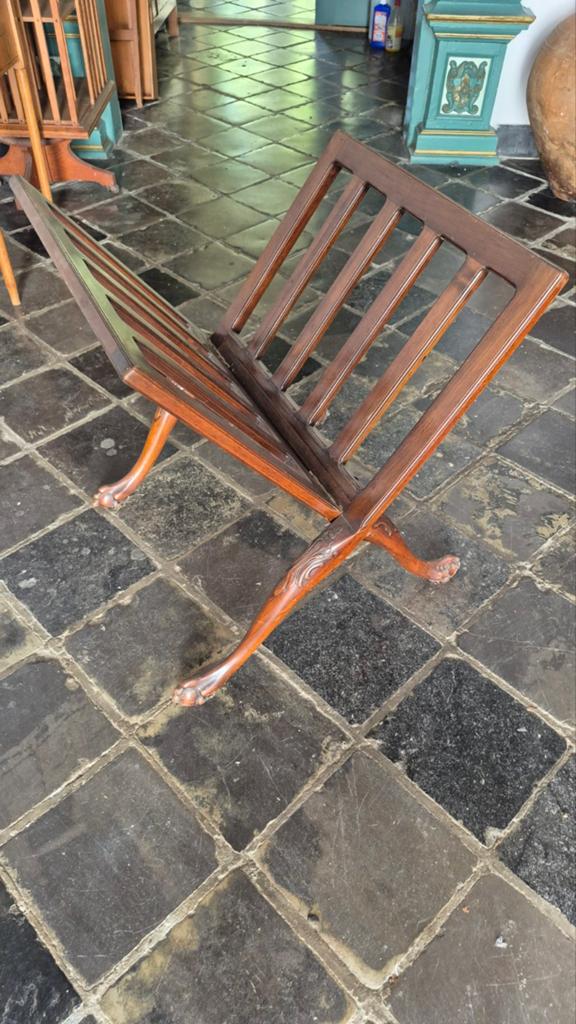 Antieke houten tijdschriftenhouder met klauwpoten, Ophalen of Verzenden