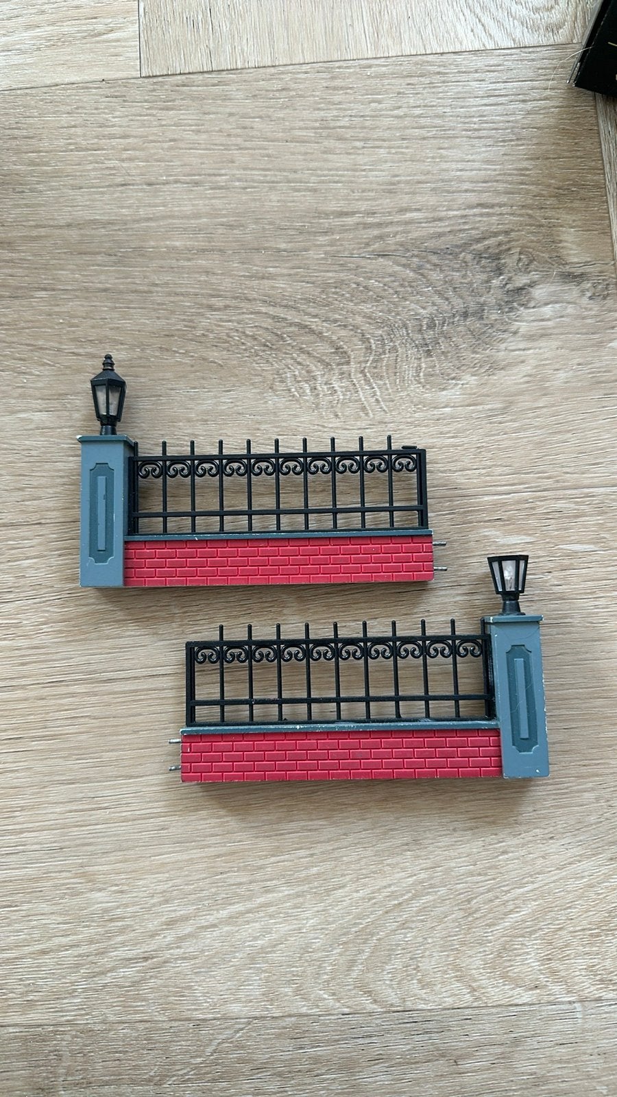 Miniatuur hekwerk met lantaarnpalen, Ophalen of Verzenden, Zo goed als nieuw