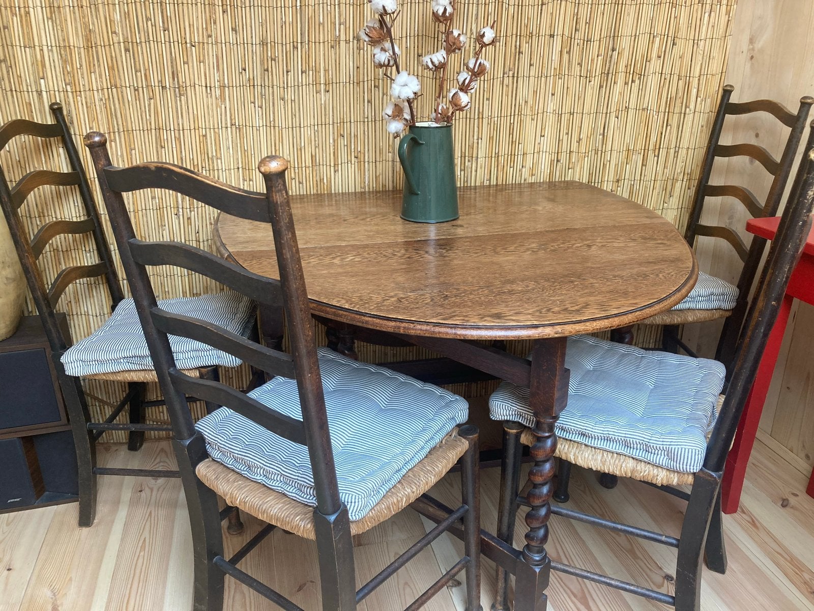 Antieke hangoor tafel met 4 stoelen en biezen zitting, Antiek en Kunst, Ophalen