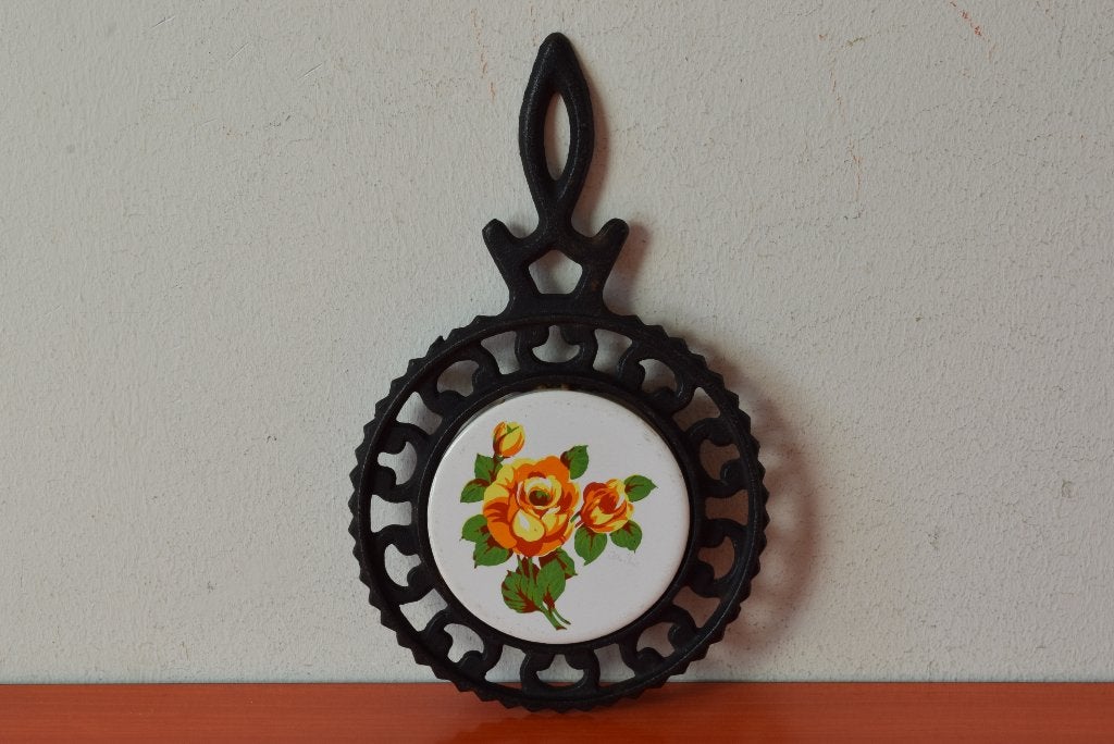 Retro vintage gietijzeren onderzetter met tegel - Rozen, Overige materialen, Ophalen of Verzenden, Zo goed als nieuw, Pannenonderzetter