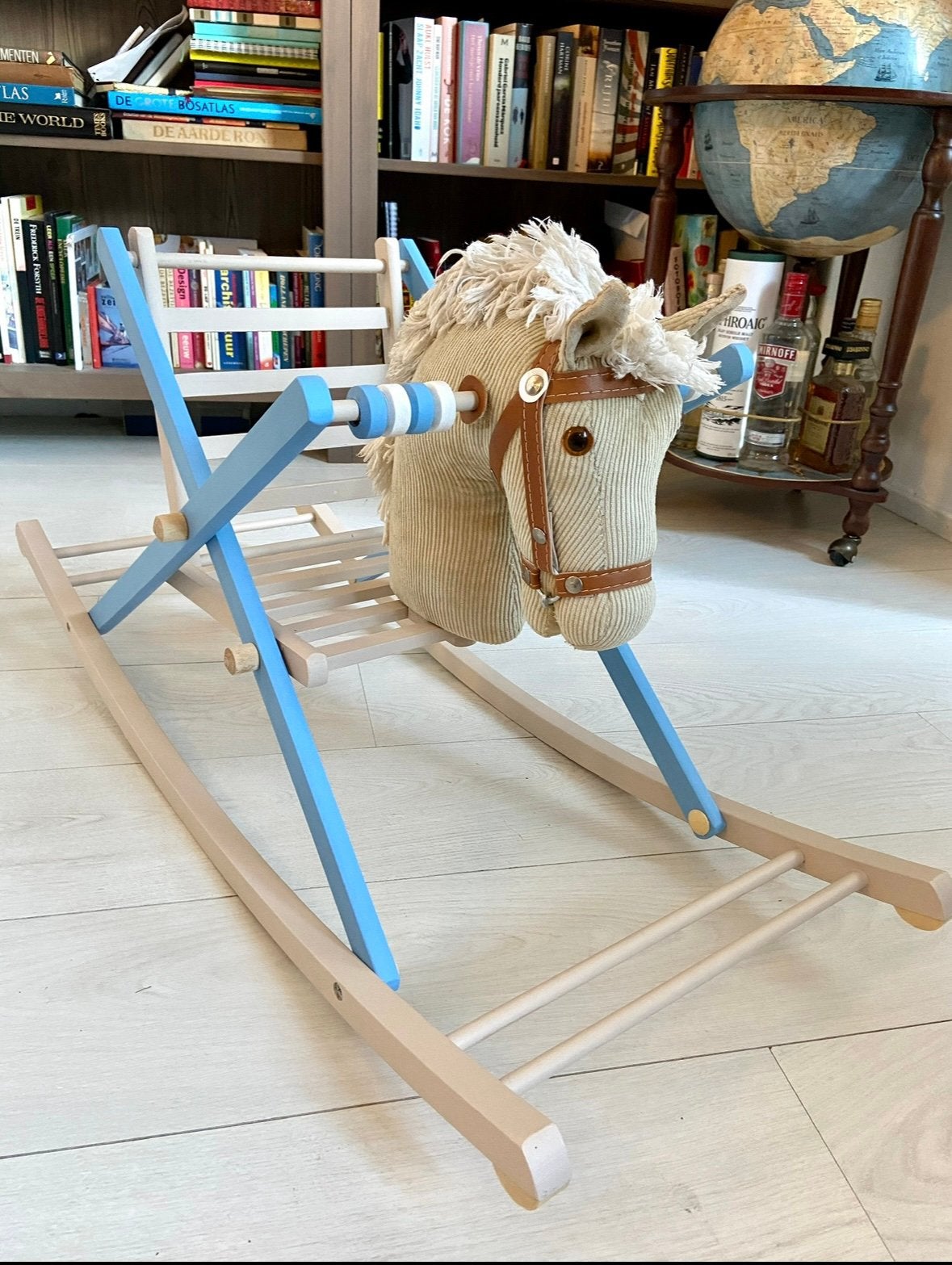 Houten hobbelpaard (vintage en opgeknapt) - blauw beige, Ophalen, Gebruikt