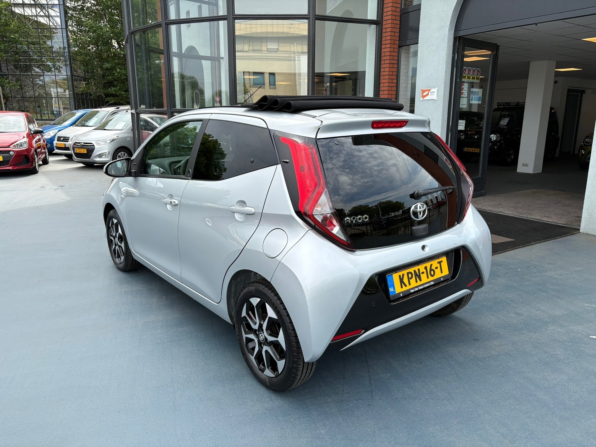 Toyota Aygo 1.0 VVT-i x-joy OPENDAK AUTOMAAT AIRCO, Auto's, Gebruikt, Euro 6, 4 stoelen, 3 cilinders