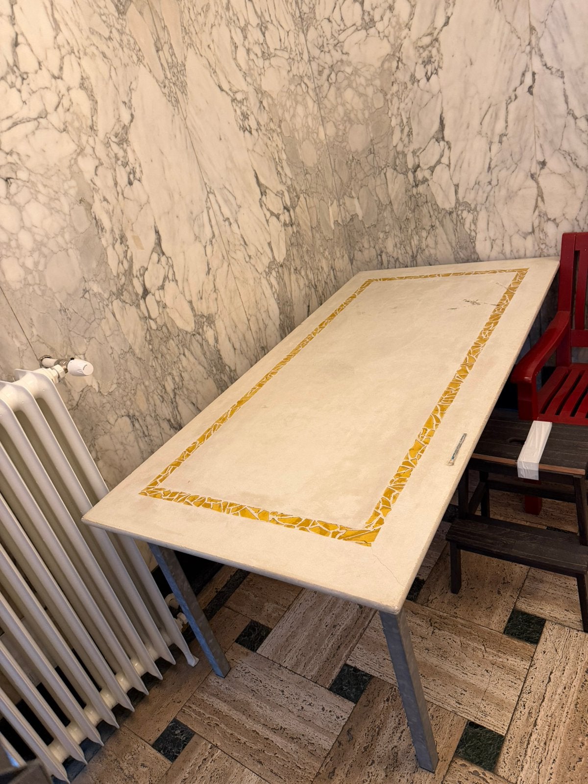 Gegoten betonnen tafel met ingelegd mosaïc, Ophalen, Zo goed als nieuw