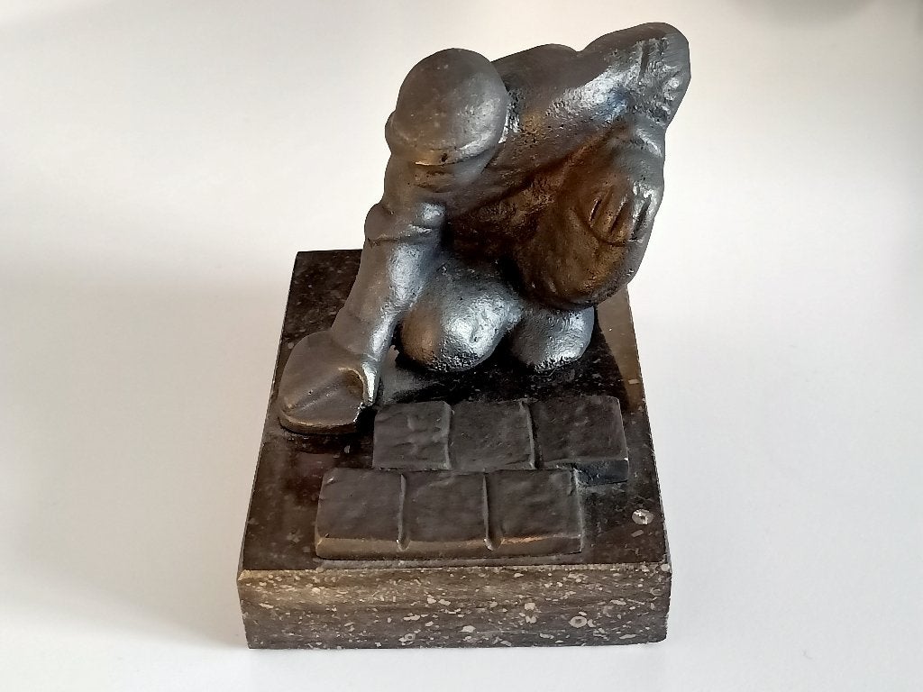 bronzen beeldje Marlies Noordkamp "de tegelzetter", Verzamelen, Beelden en Beeldjes, Ophalen of Verzenden, Zo goed als nieuw, Mens