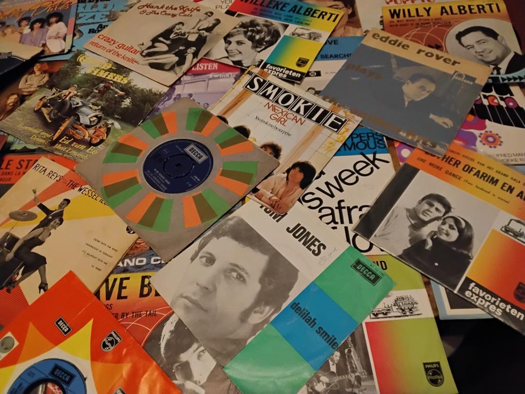 Singles 2 mapjes vol met 60 vinyl singeltjes, Cd's en Dvd's, Ophalen of Verzenden, Gebruikt