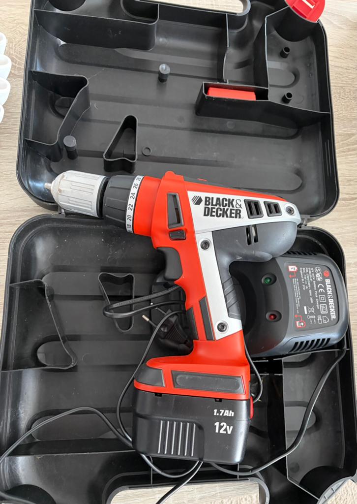 Black & Decker Accuboormachine 12V met oplader en koffer, Doe-het-zelf en Verbouw, Gereedschap | Boormachines, Gebruikt, Variabele snelheid