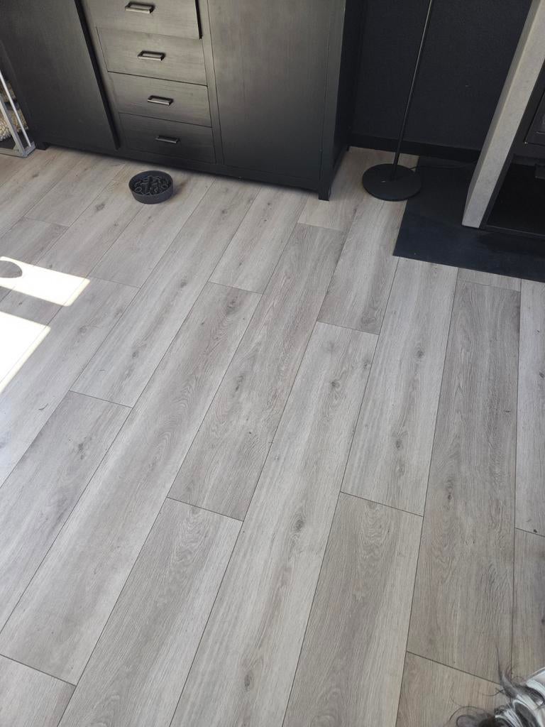 Laminaatvloer 35 m2 - Lichtgrijs houtnerf, Huis en Inrichting, Stoffering | Vloerbedekking, Gebruikt, Laminaat, Grijs, 25 tot 50 m²