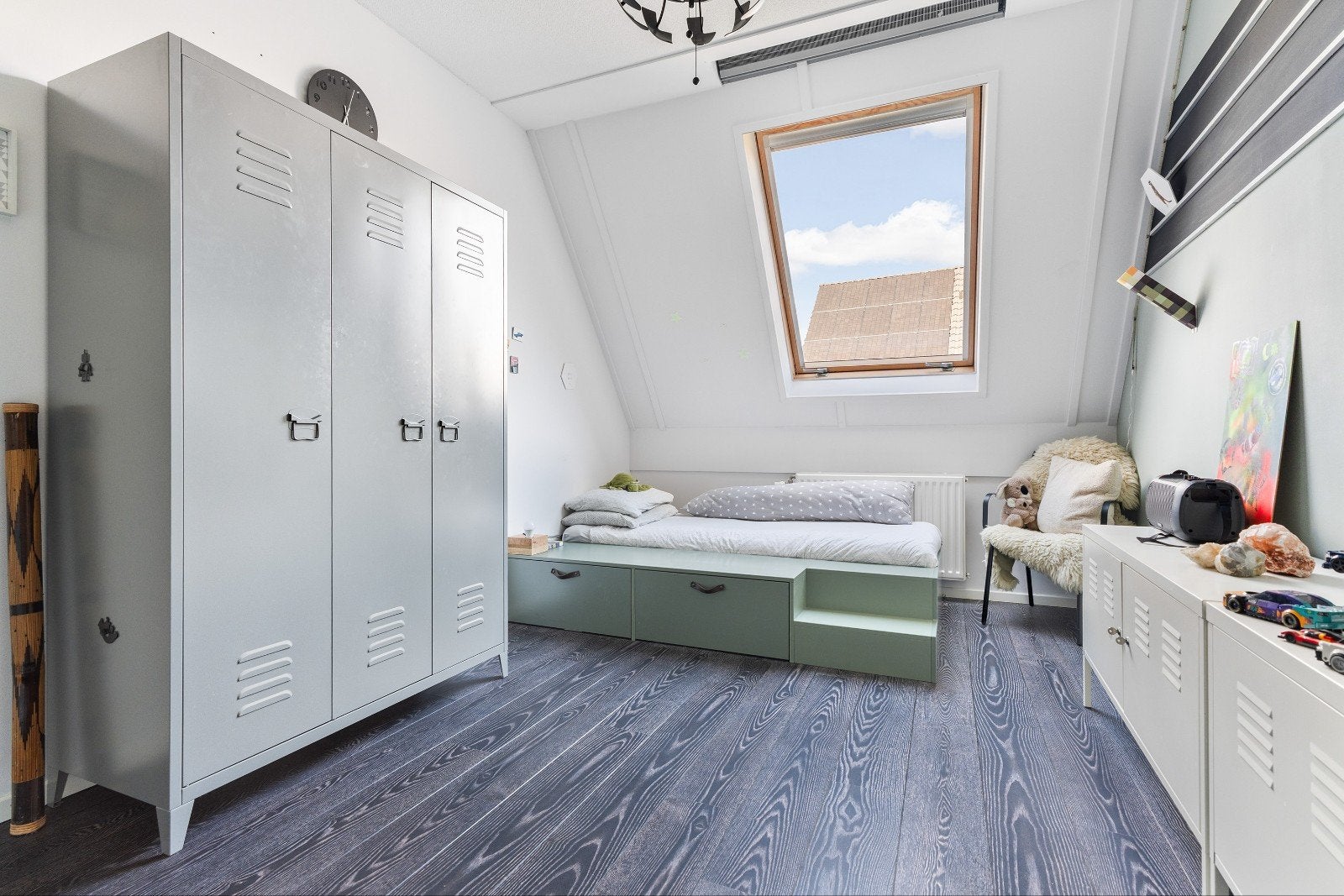 VT Wonen bed Stage grijsgroen massief hout met lades, Ophalen, Gebruikt, Eenpersoons, 80 cm